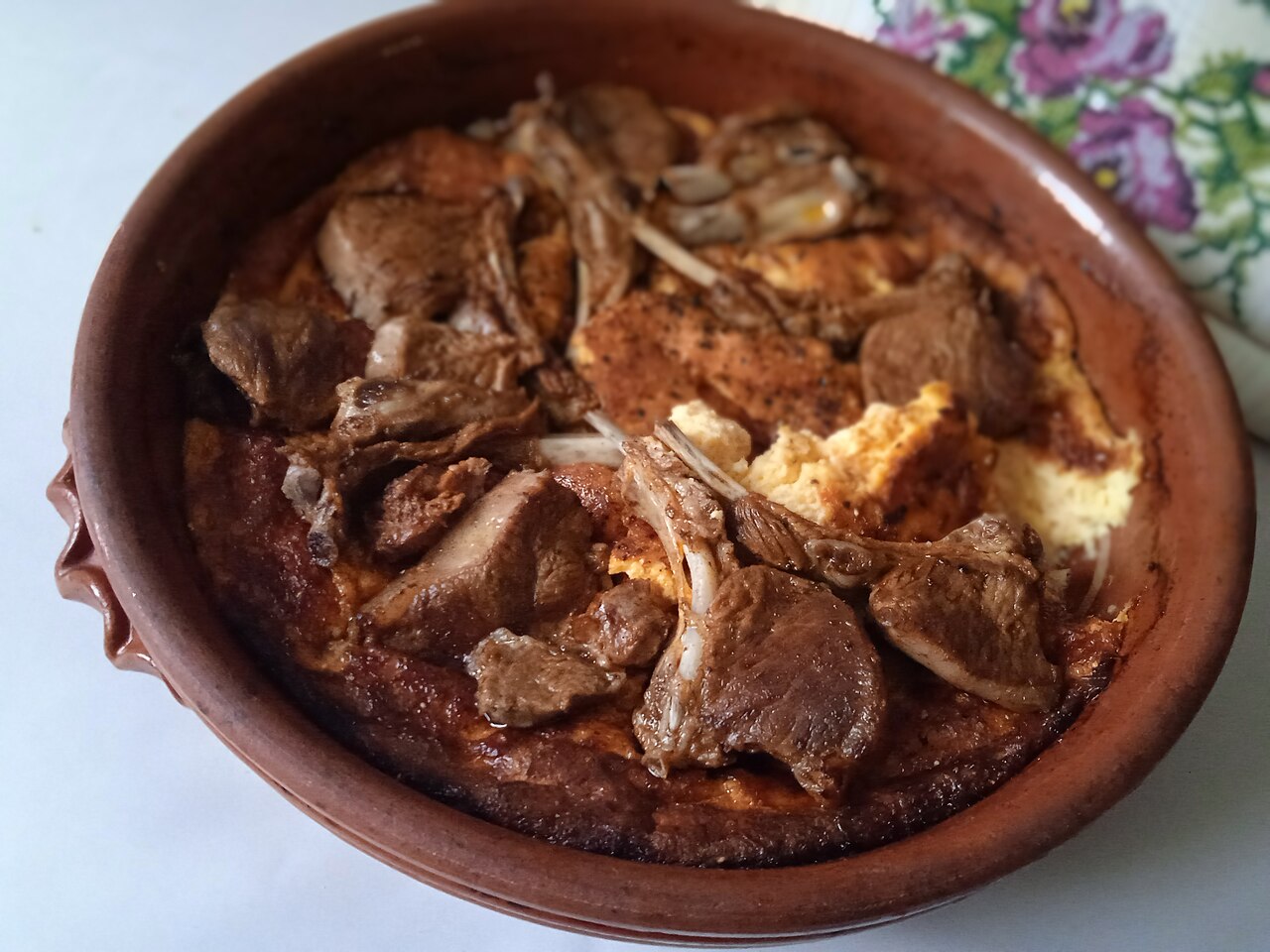 Tavë kosi. Es el plato nacional de Albania. Es una cazuela horneada, sumamente reconfortante, que combina principalmente cordero y yogur.