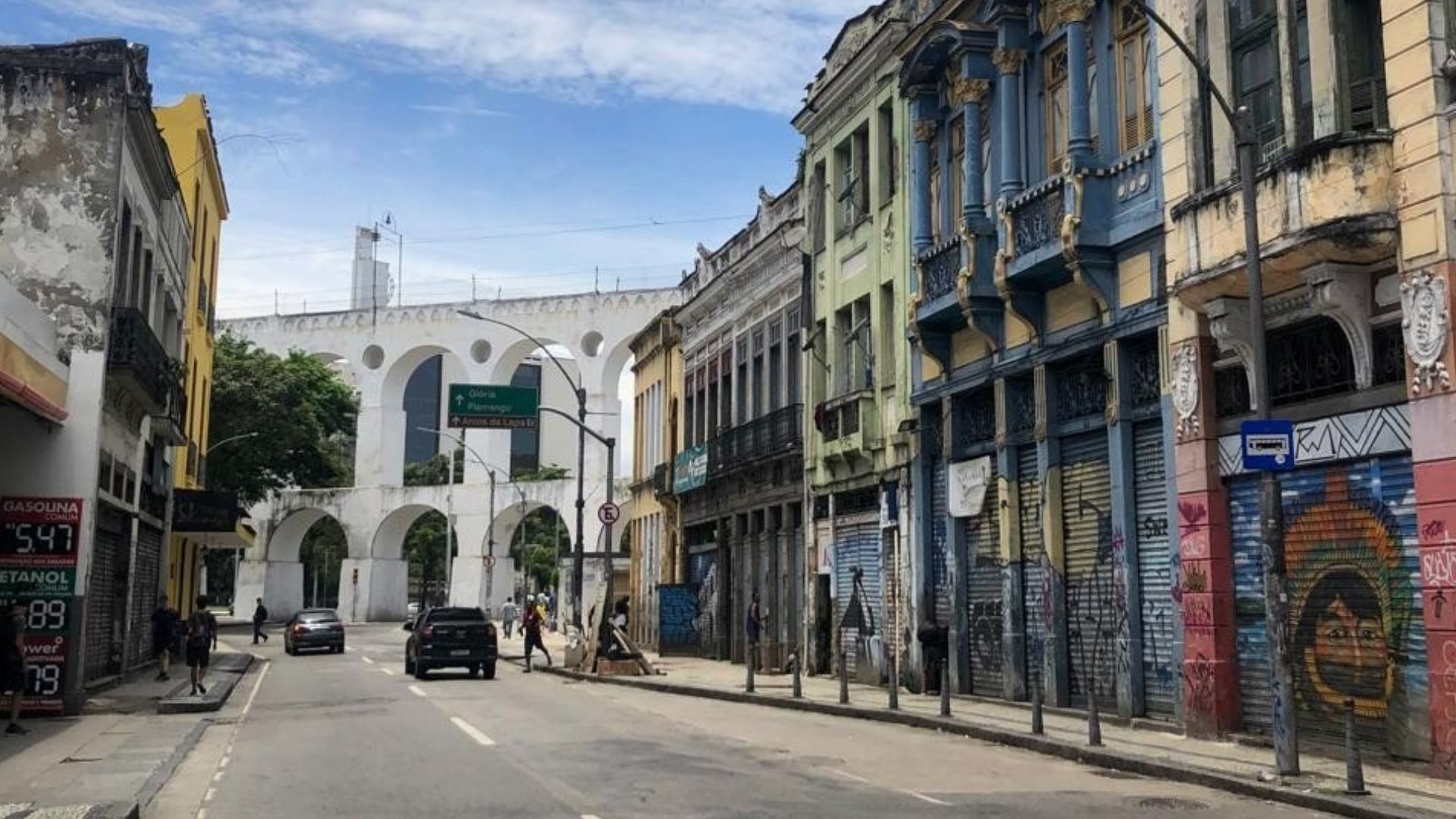 Calles de las calles del barrio de Lapa con los Arcos de fondo en Río de Janeiro.