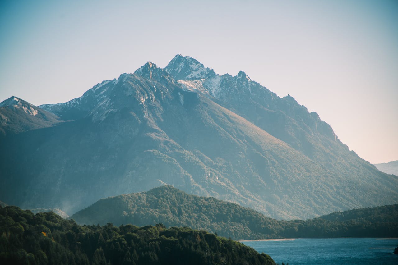 Desde la cima del Cerro Campanario puede apreciarse el Cerro Capilla en su inmensidad.