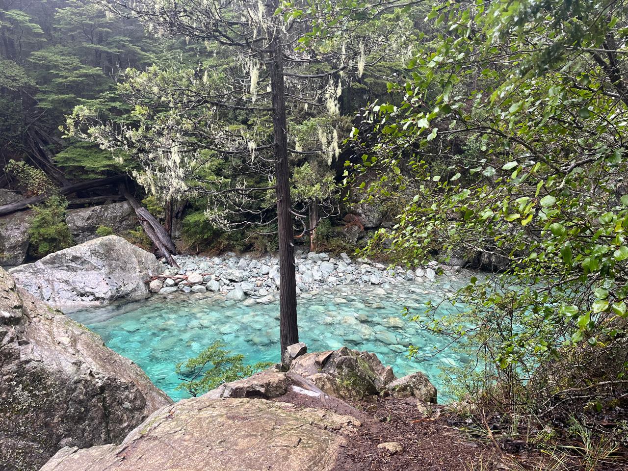 Las aguas magnéticas del Río Azul. Su color turquesa se debe al sedimento glacial y es el compañero inseparable de casi todas las caminatas en El Bolsón.