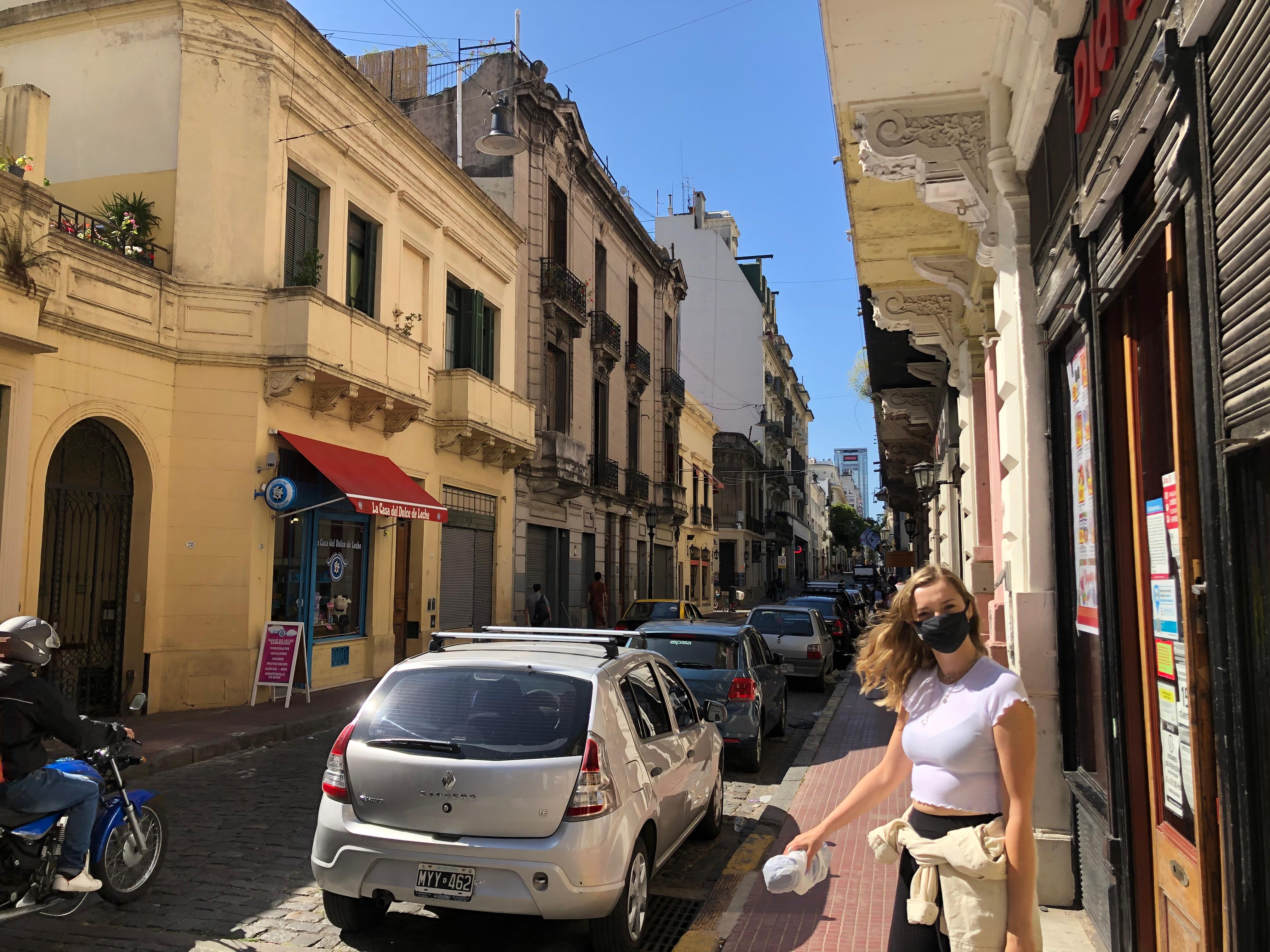Vista del barrio porteño de San Telmo. Es el más antiguo de Buenos Aires y hoy en dia, vibra con su mezcla característica de historia colonial y bohemia moderna