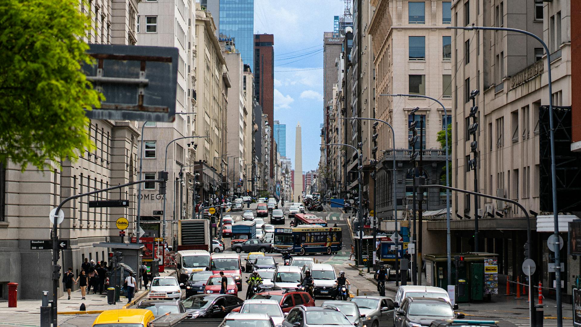 Vista desde una avenida del microcentro de la ciudad de Buenos Aires. De fondo el icónico Obelisco.