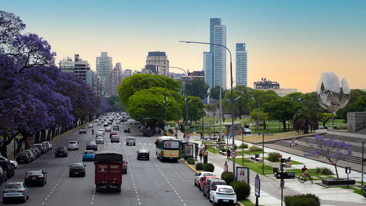 Avenida Figueroa Alcorta, en el barrio de Recoleta. En la imagen puede verse la Floralis Genérica: está situada en la Plaza de las Naciones Unidas.