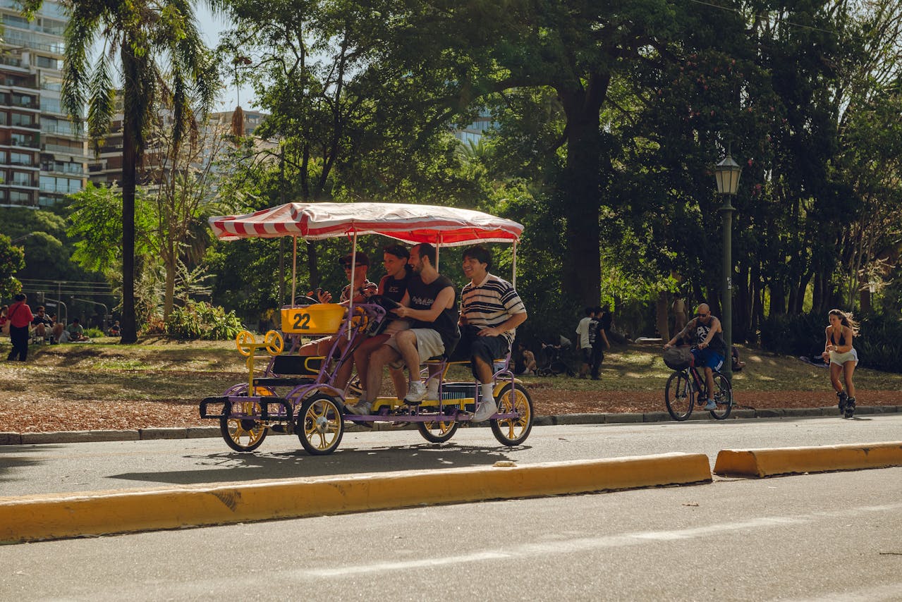 Los Bosques de Palermo (oficialmente Parque Tres de Febrero) son el pulmón verde más importante de Buenos Aires. Diseñados por el paisajista Carlos Thays a finales del siglo XIX, ocupan más de 370 hectáreas y son el lugar preferido de los porteños para el esparcimiento.