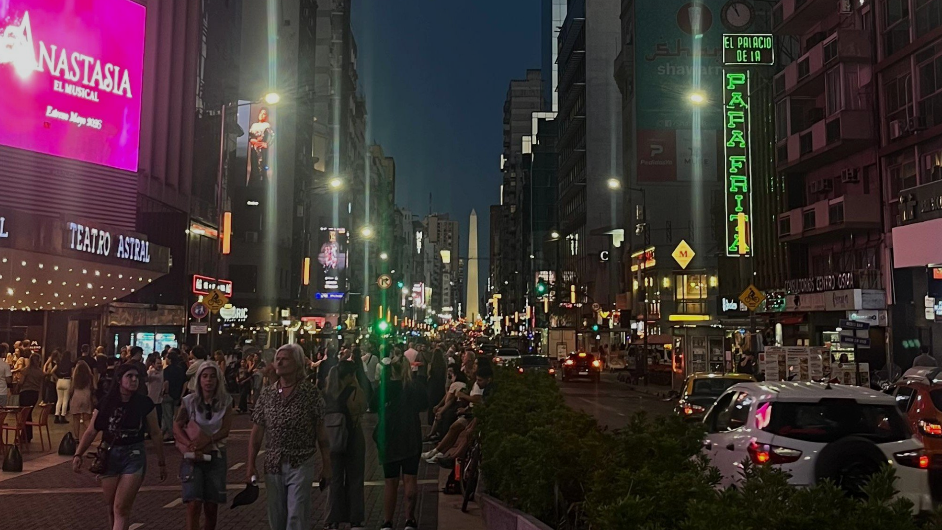 La Calle Corrientes, conocida como 'la calle que nunca duerme', es el corazón de la vida nocturna porteña y un espectáculo de luces, cultura y gastronomía que no tiene comparación en la ciudad.