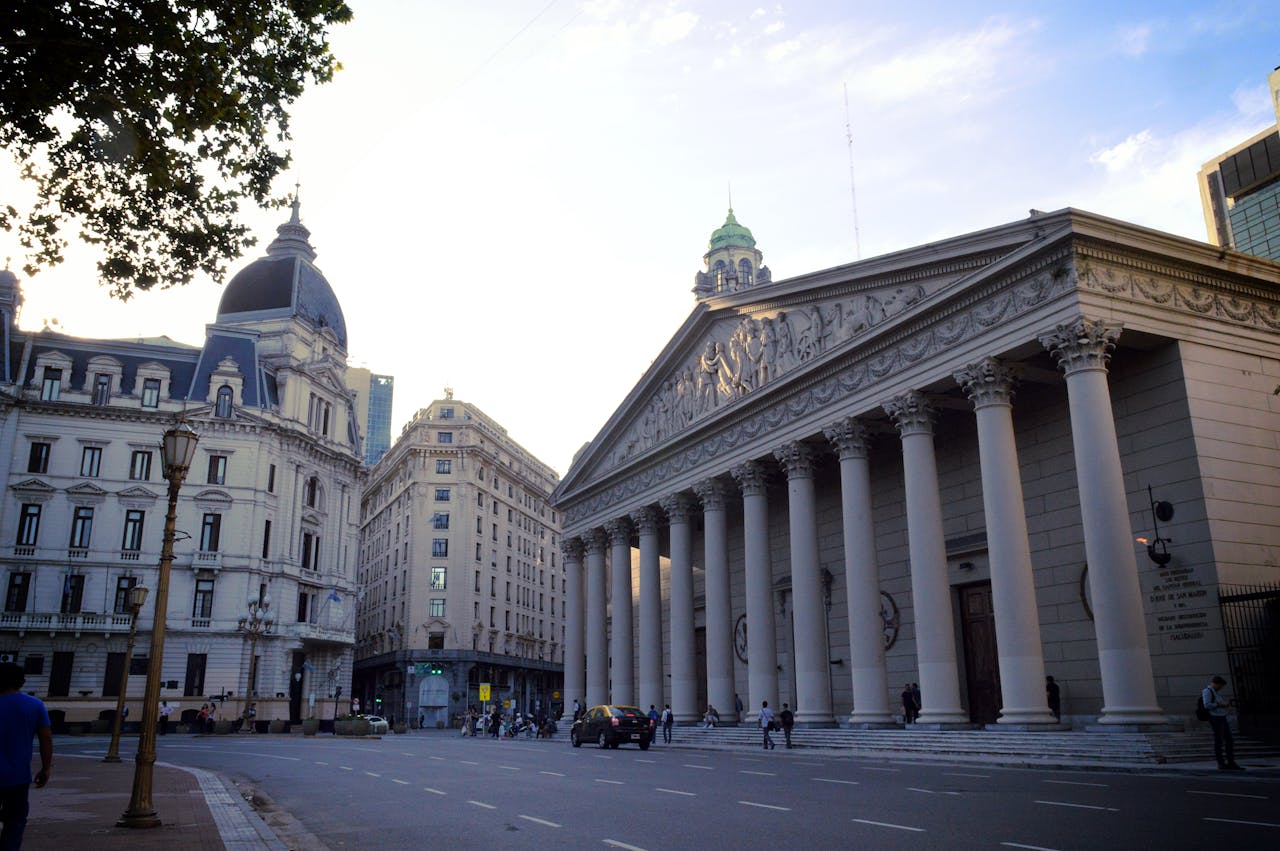 Buenos Aires es mundialmente conocida como un 'crisol de estilos'. Su arquitectura no responde a un único movimiento, sino a una superposición de capas históricas que reflejan la influencia europea y la modernidad sudamericana. 