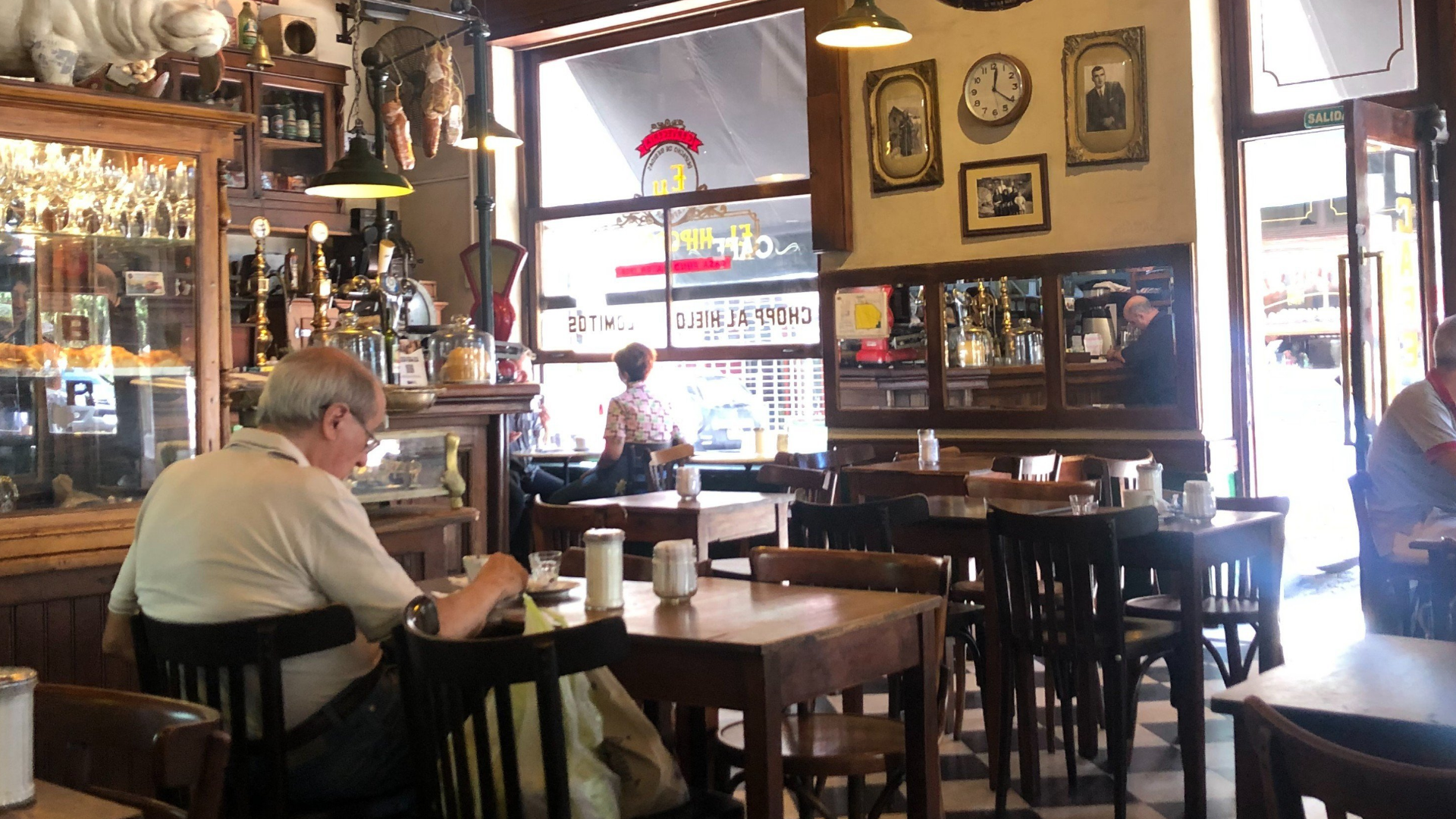 Los cafetines porteños son el alma social de Buenos Aires; mucho más que un lugar para tomar café, son 'instituciones' donde se arregla el mundo, se escribe poesía o simplemente se deja pasar el tiempo mirando la calle.
