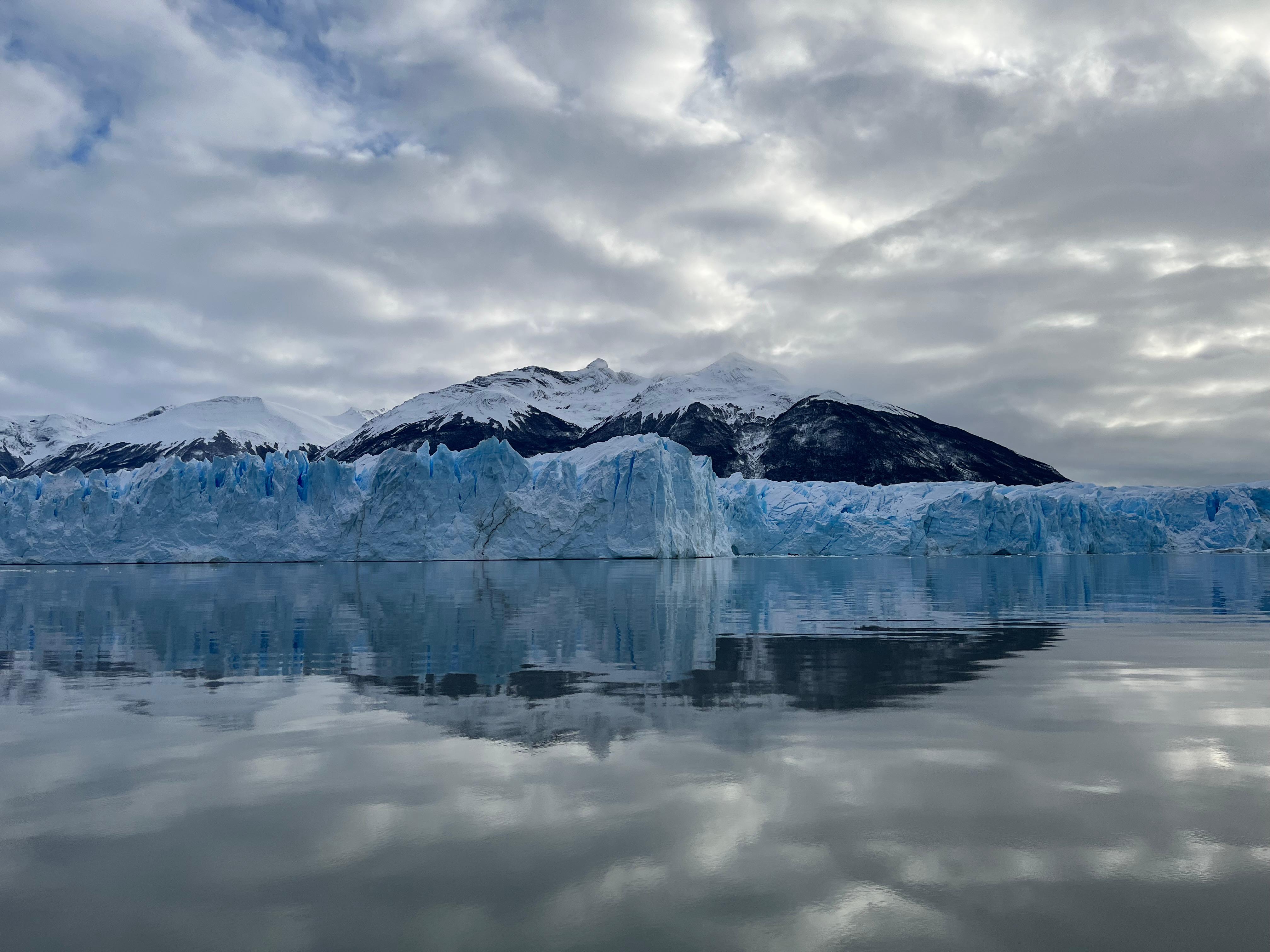 Desde las pasarelas se puede escuchar el rugido del hielo antes de cada desprendimiento; un espectáculo natural único en el mundo.