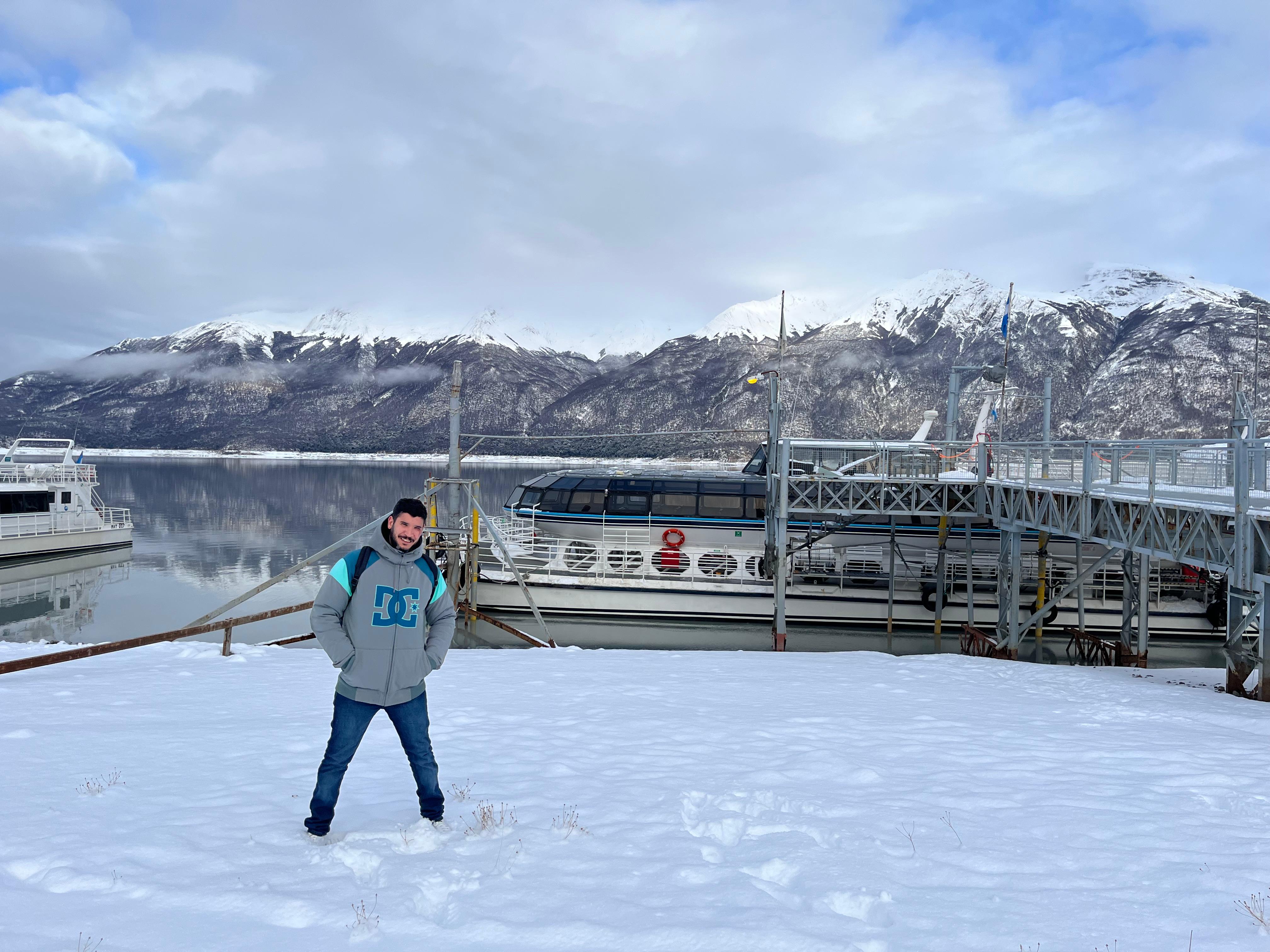 Desde Puerto Bajo las Sombras parten las expediciones que permiten tocar el hielo milenario del Perito Moreno.