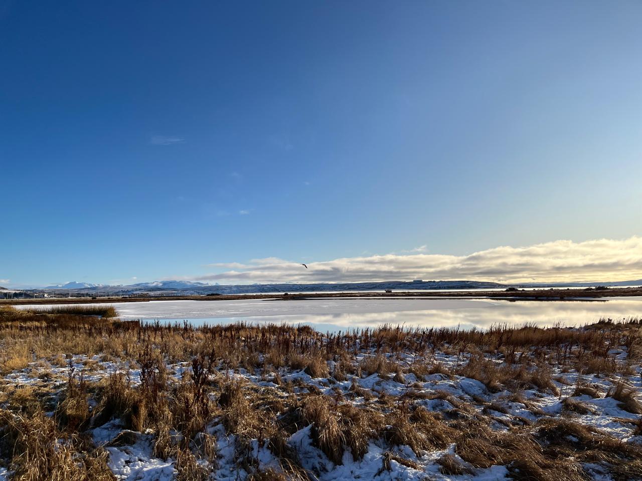 Durante los meses de invierno (especialmente junio y julio), la superficie de la bahía se congela por completo, convirtiéndose en una de las pistas de patinaje sobre hielo naturales más grandes de Sudamérica.
