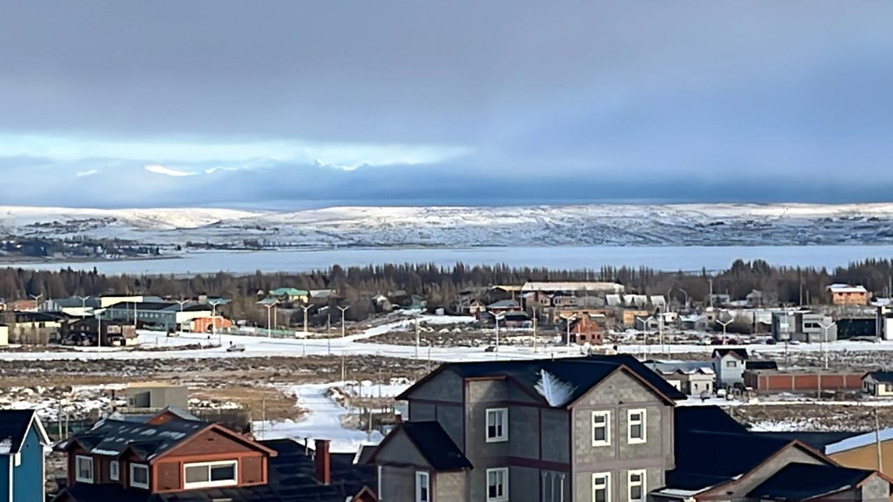 La Avenida del Libertador es el corazón social donde el diseño patagónico se mezcla con la mejor pastelería regional.