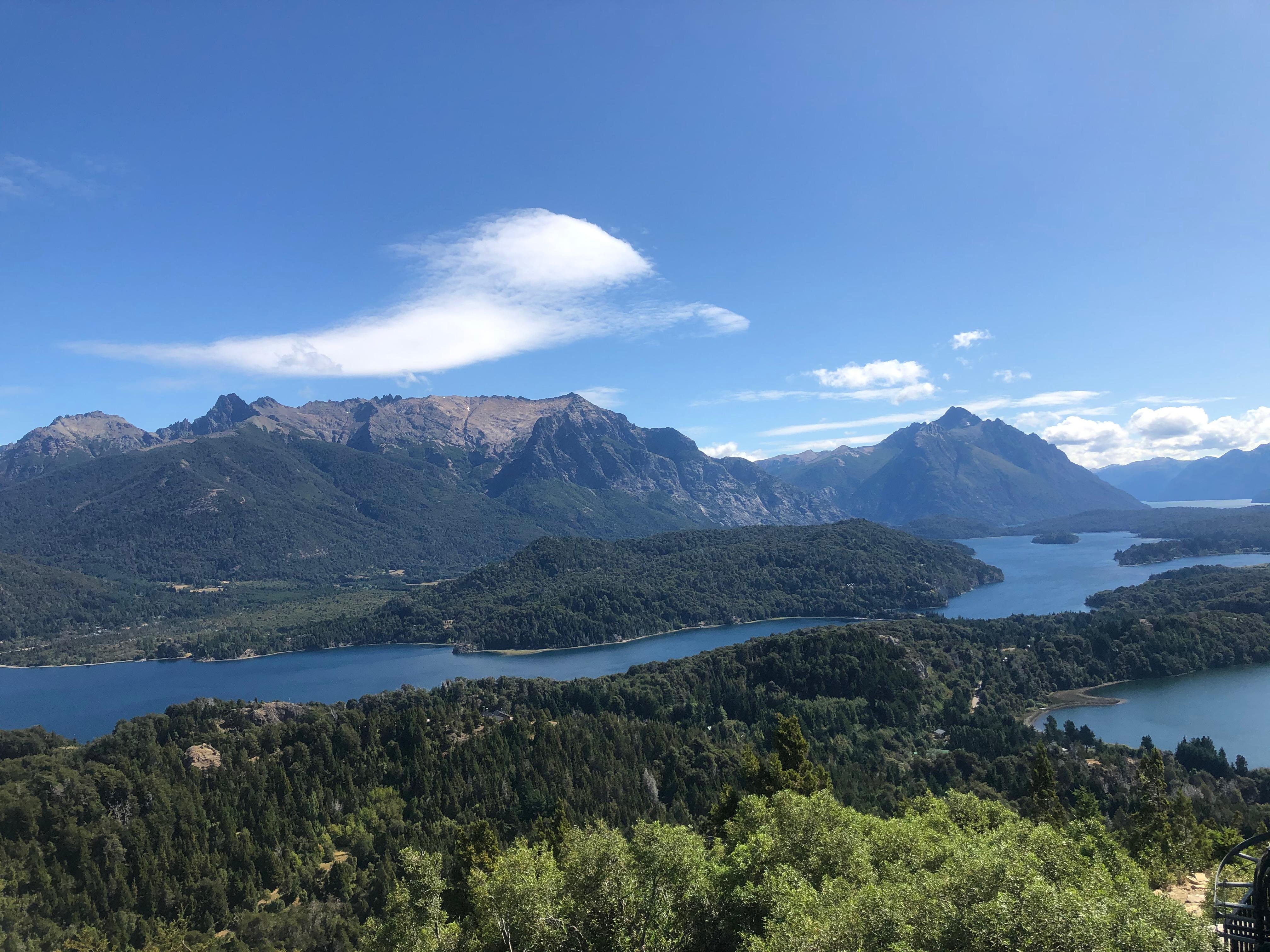 Vista desde de la cima del Campanario hacia el oeste de Bariloche, terminando el verano con las cimas libres de nieve.