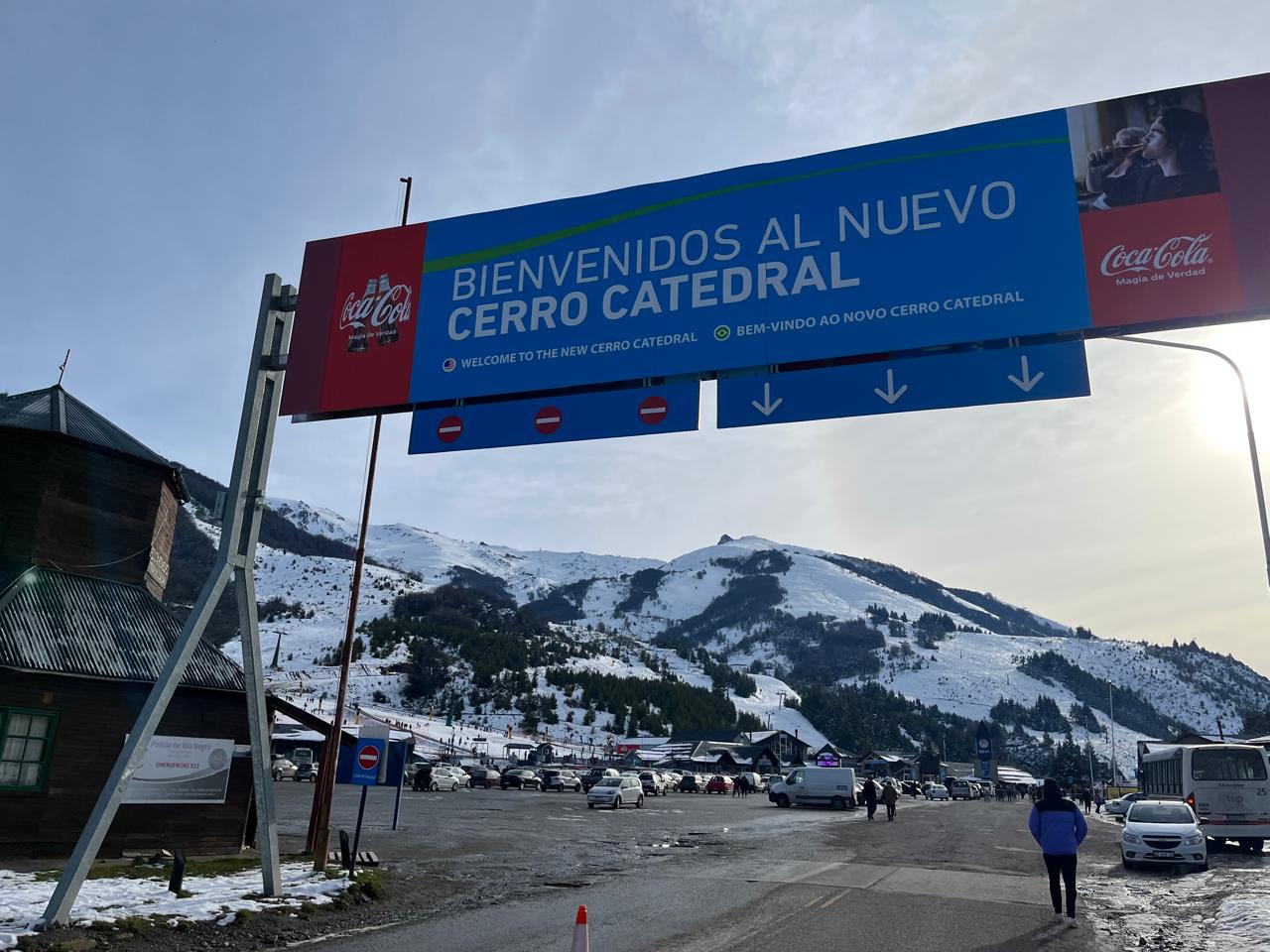 Entrada a la base del Cerro Catedral. Allí hay estacionamiento, y a su alrededor locales de comida, ropa y alquiler de equipos para la nieve.