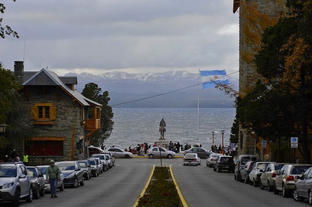 Vista desde el Centro Cívico de Bariloche hacia el Lago Nahuel Huapi.
