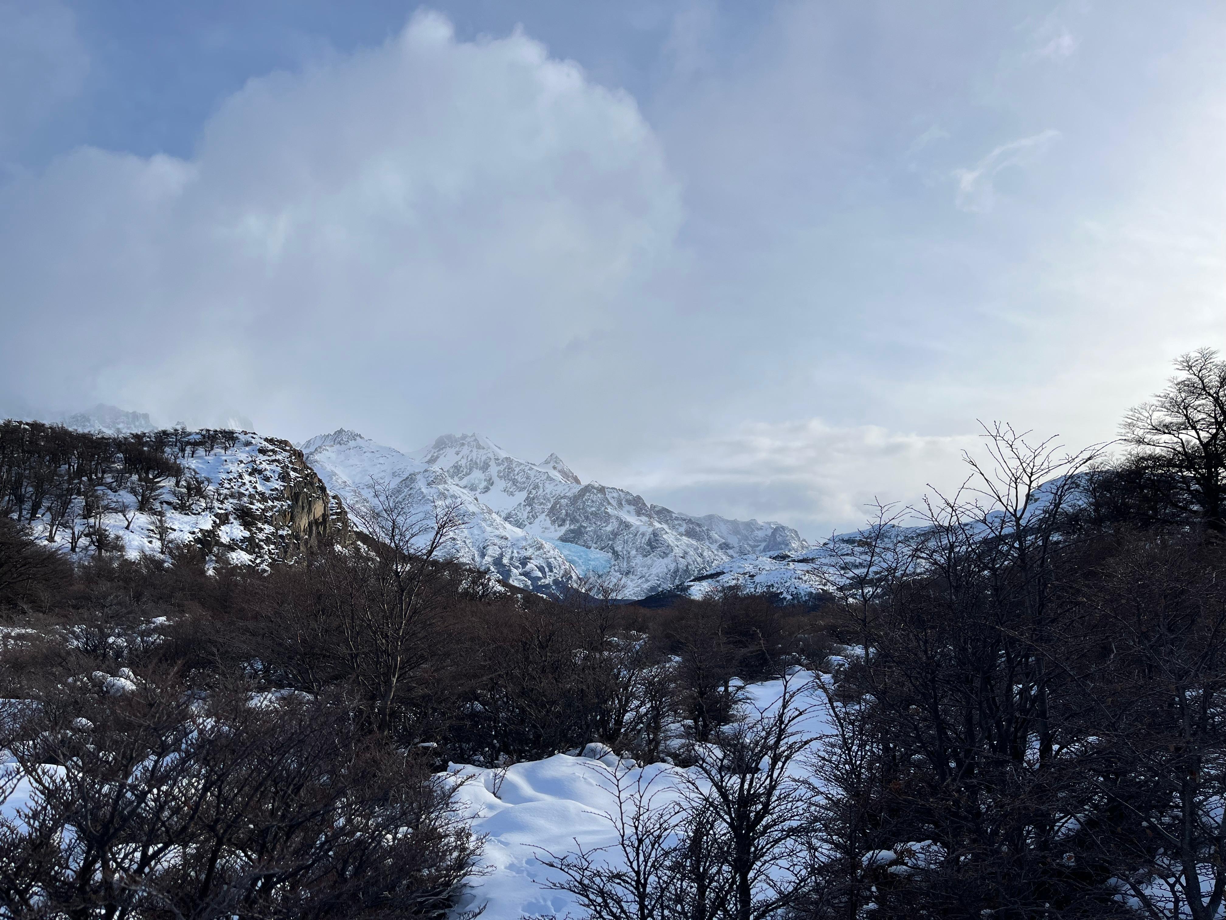 En la imagen puede verse el Glaciar Piedras Blancas, es uno de los puntos fotográficos más impactantes del sendero a la Laguna de los Tres, destacándose por sus desprendimientos que caen directamente desde las paredes de granito.