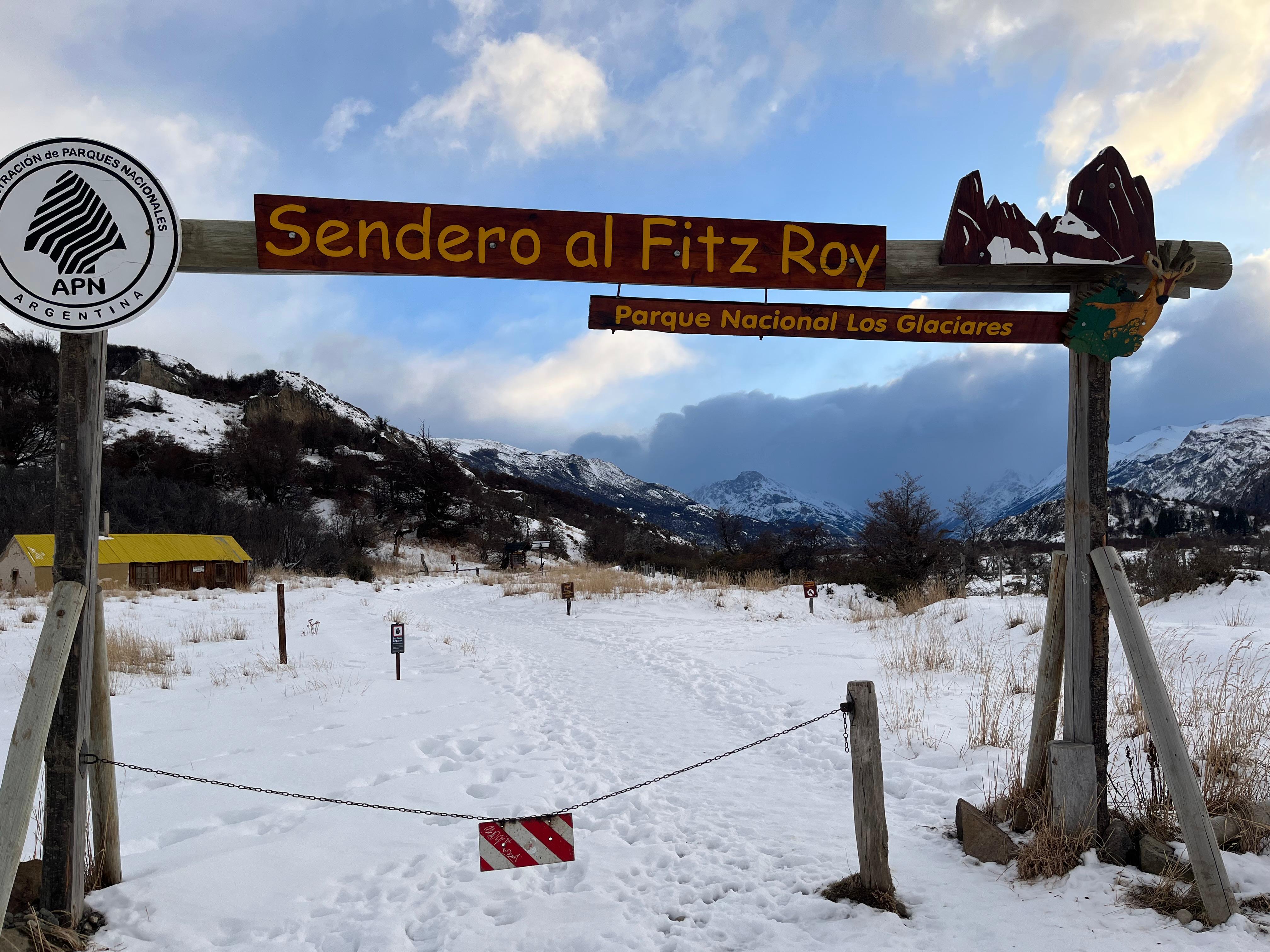 Inicio del trecking a Laguna de los Tres. Son 25 km totales (ida y vuelta) que demandan entre 8 y 10 horas de caminata.  Al llegar al final, te encontrás de frente con el Fitz Roy y la laguna color esmeralda a sus pies. Si caminás unos metros más hacia la izquierda, aparece la Laguna Sucia con su color azul profundo.