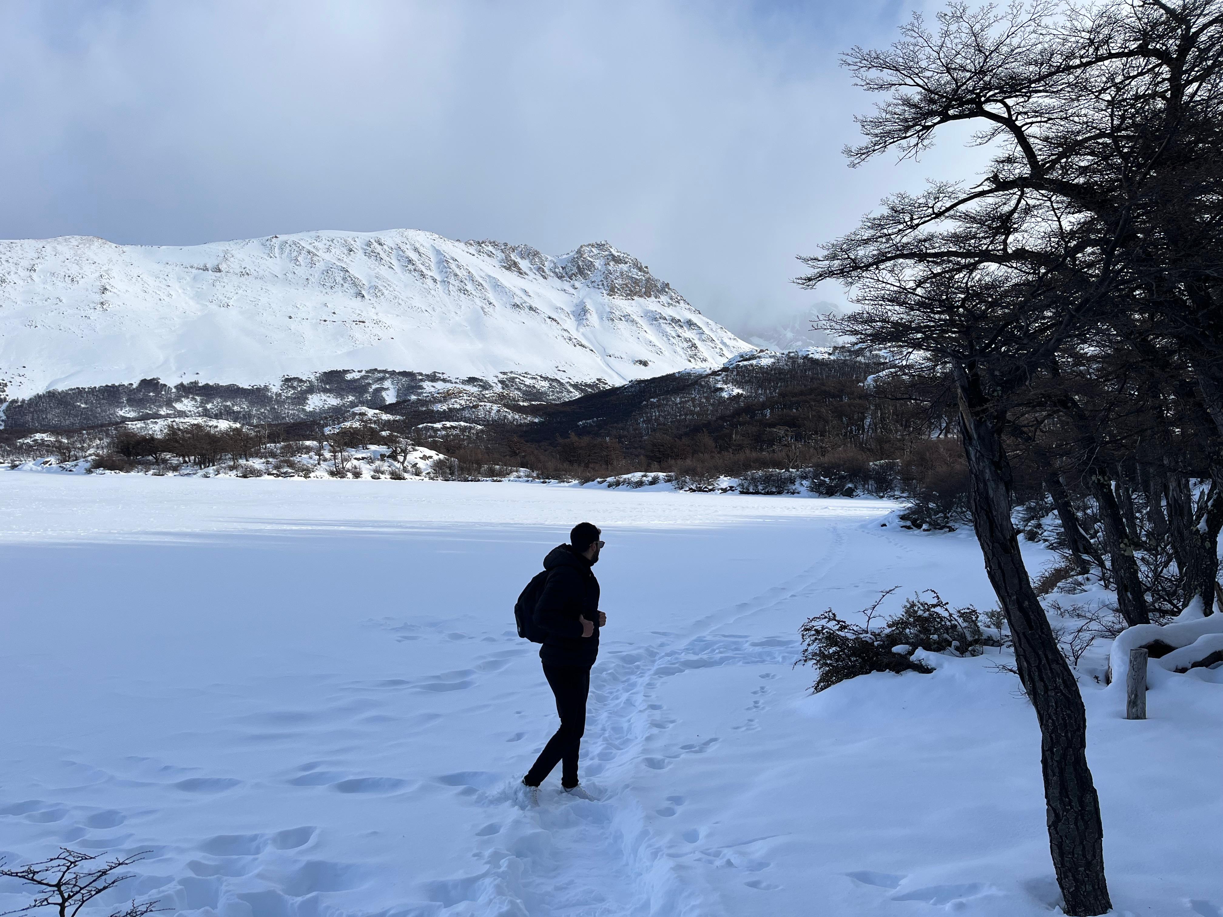 Bajo mis pies la Laguna Capri congelada, ubicada en el kilómetro 4, ofrece el primer mirador natural del Fitz Roy y es el lugar ideal para un descanso rodeado de bosque nativo.