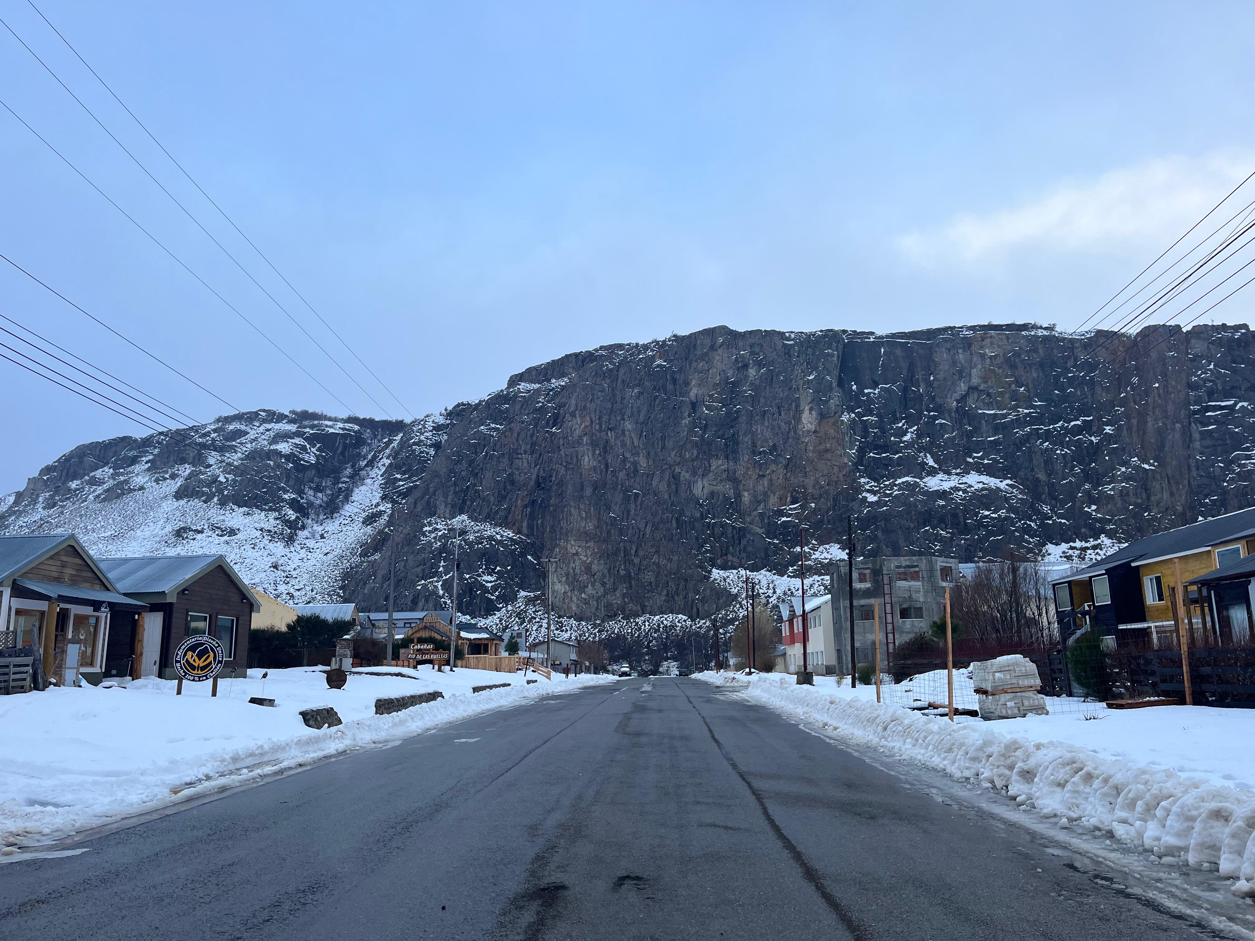 El Chaltén es un fenómeno único: es un pueblo dentro de un Parque Nacional. Fundado recién en 1985 por cuestiones limítrofes con Chile, nació como un puesto de avanzada y hoy es una aldea de montaña vibrante, joven y con una mística inconfundible.