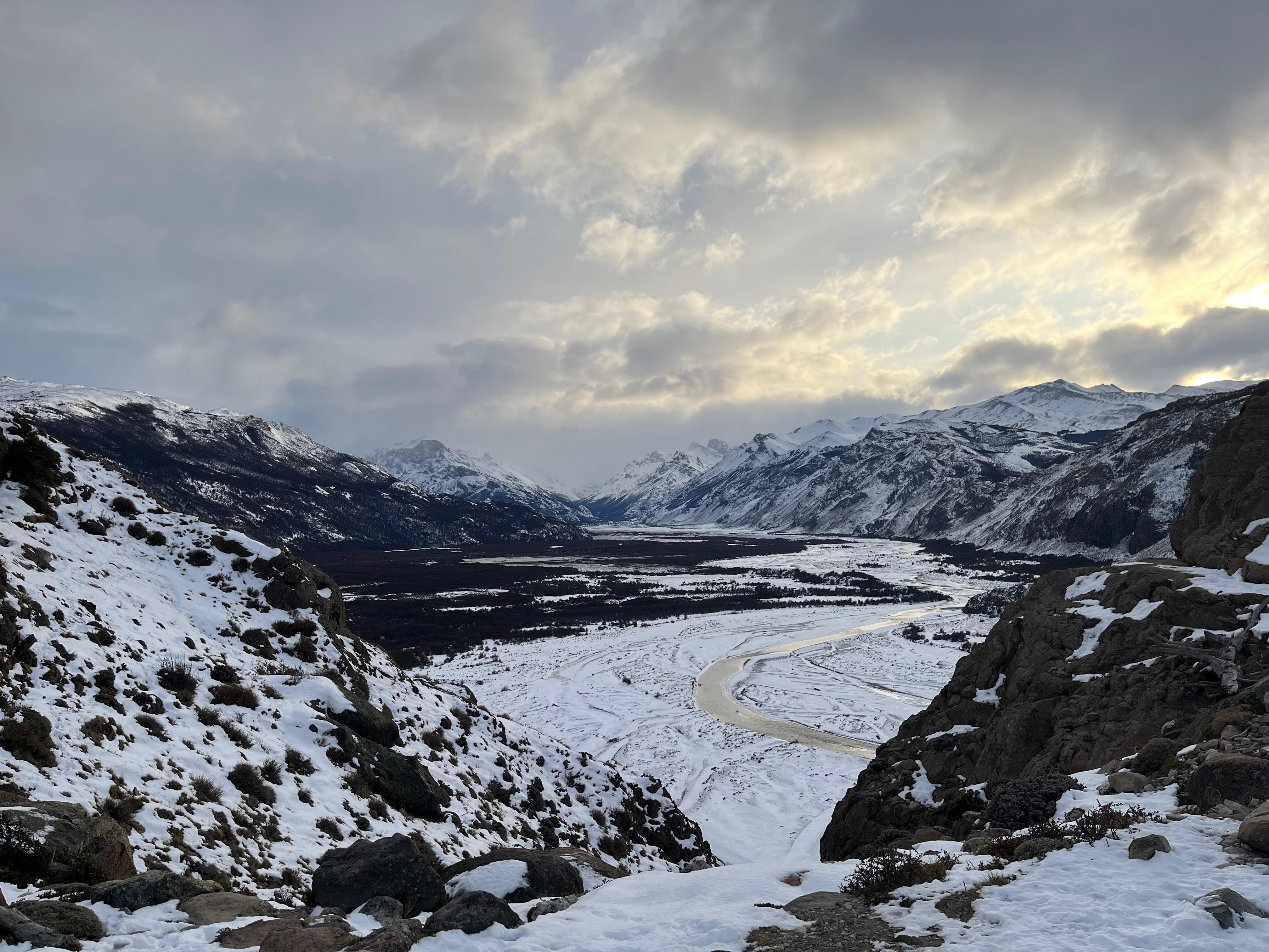 El mirador del Río de las Vueltas ofrece una vista aérea del cañón y los meandros que el agua dibuja al abandonar las montañas hacia la estepa.