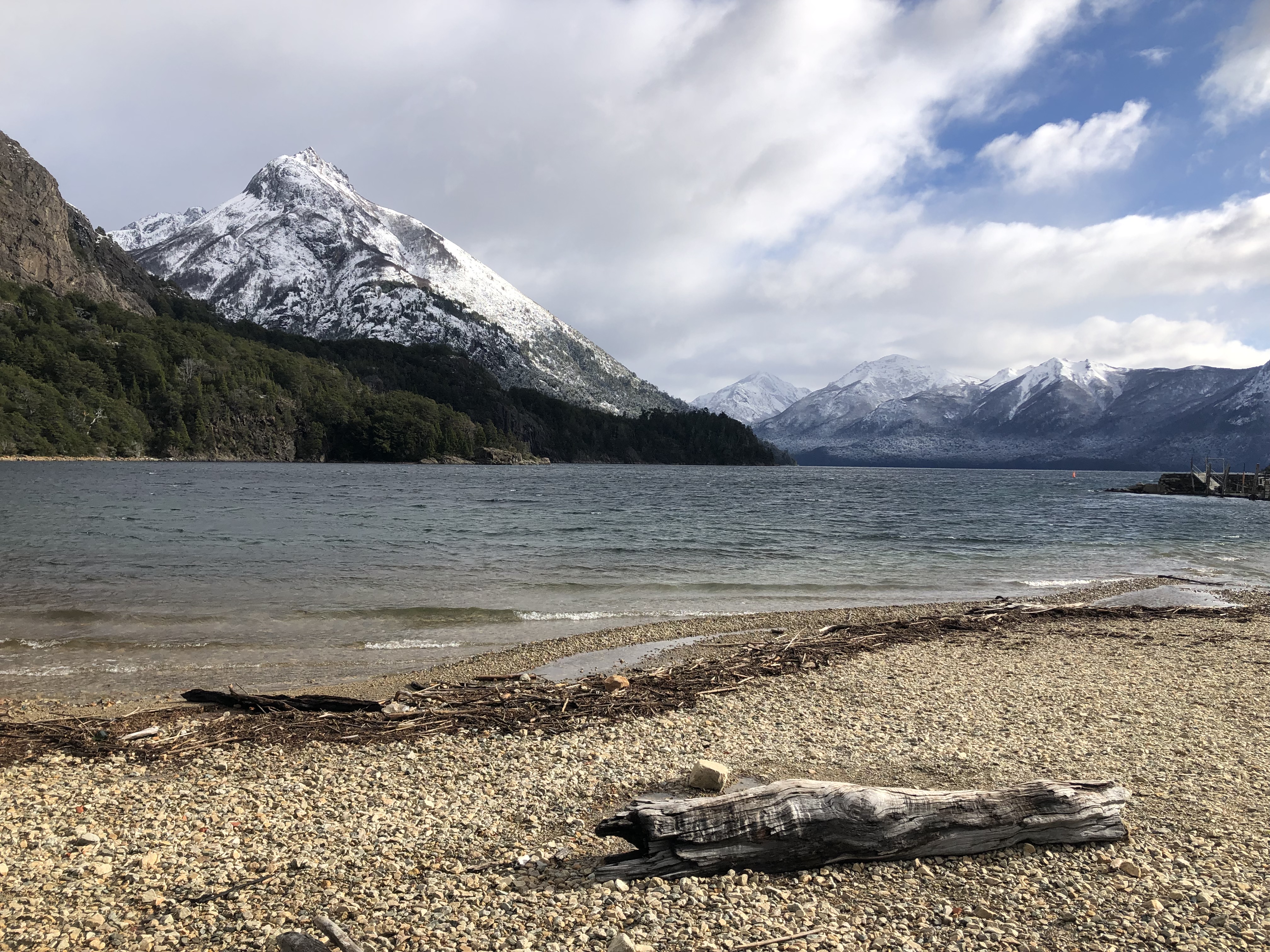 Bahia López, parada obligada del circuito. Dispone de una playa de piedras muy característica de Bariloche. Desde alli se inician senderos como el del mirador Brazo Tristeza.