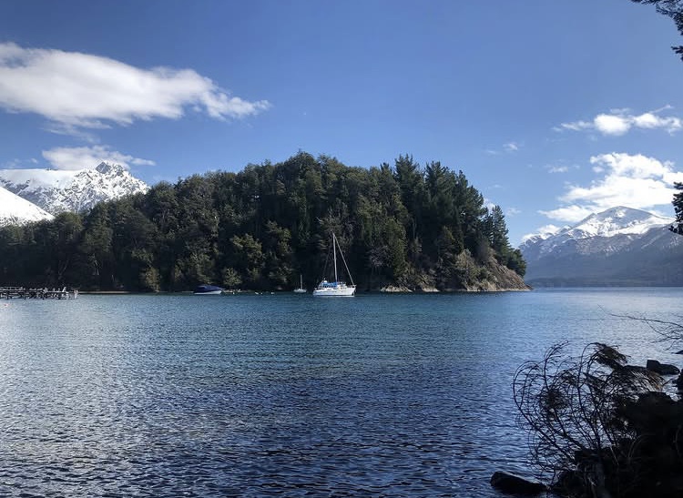 Se encuentra en el Parque Municipal Llao Llao, y se accede luego de aproximadamente una hora de caminata, desde su inicio, la ruta del Circuito Chico.