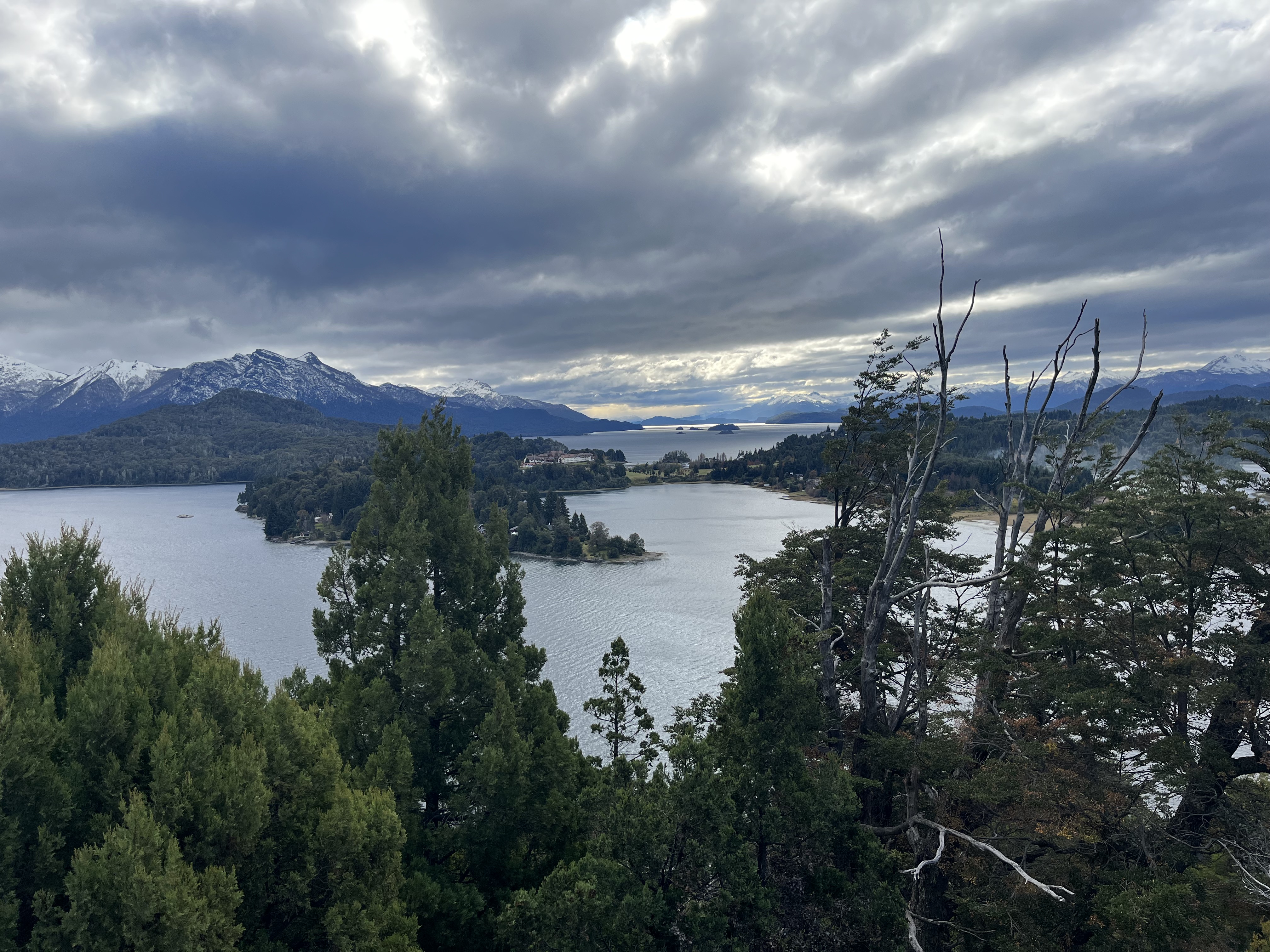 Vista desde el Punto Panorámico, otra parada obligada del circuito y una de las más clasicas vistas de Bariloche.