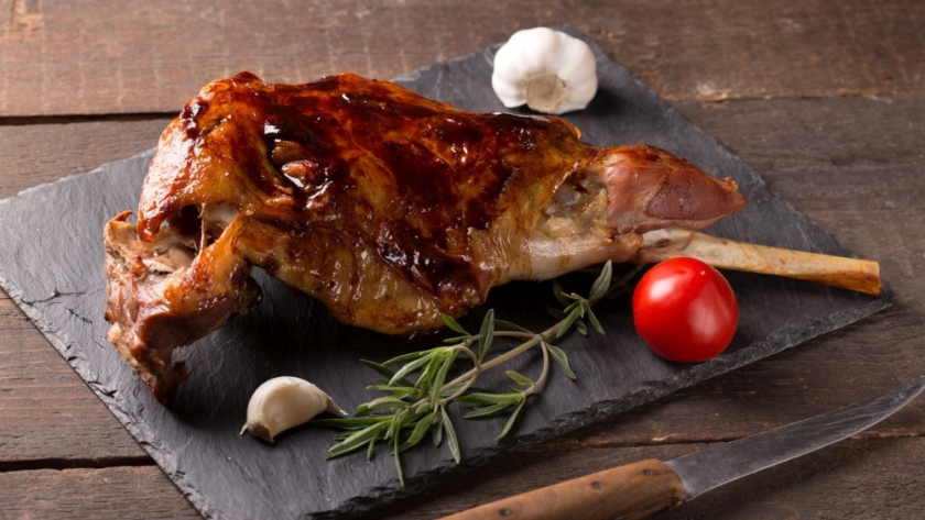 El cordero al asador es el ritual gastronómico por excelencia en las estancias de El Calafate.