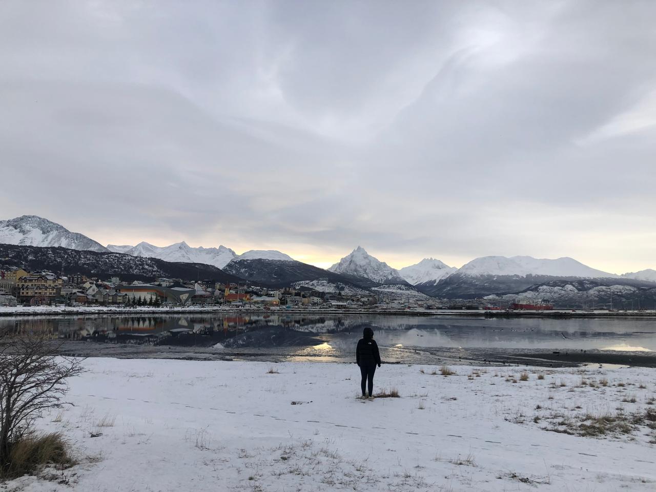 Ushuaia, la ciudad del fin del mundo; es la puerta de entrada a la Antártida. Está rodeada por los Montes Martial y bañada por las aguas del Canal Beagle. El clima es impredecible: podés tener las cuatro estaciones en un mismo día.