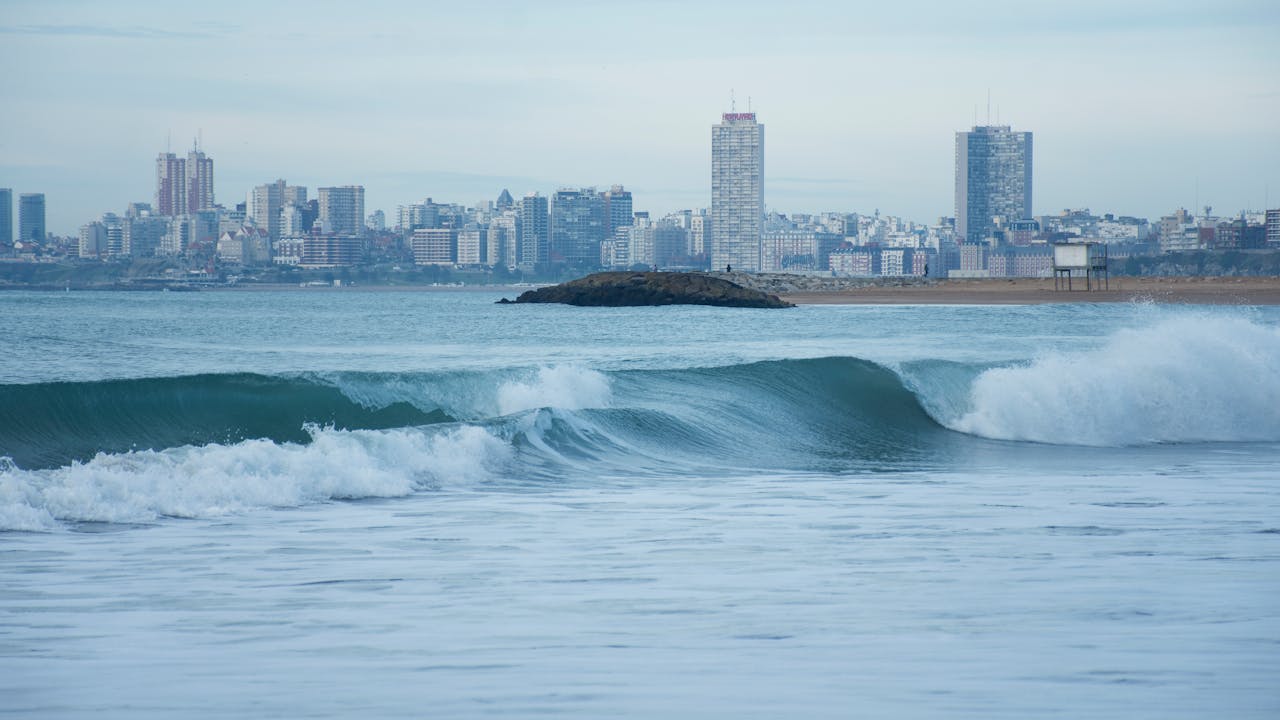 Mar del Plata, mi ciudad natal, y principal destino turístico de verano en Argentina, cuenta con casi 47 km de costa, donde se suceden playas muy diversas: desde amplias y urbanas, ideales para familias, hasta otras más abiertas y agrestes, perfectas para el surf y el contacto con la naturaleza.