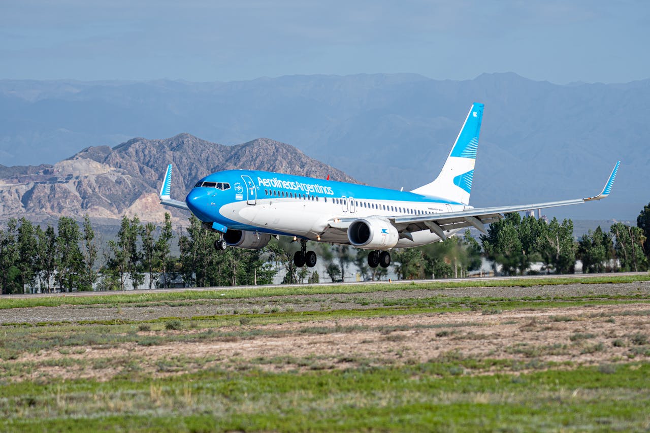 Aerolineas Argentina es la aerolinea de bandera. Tambien hay aerolineas low cost que vuelan el pais, como Jet Smart, que tambien brinda buen servicio.
