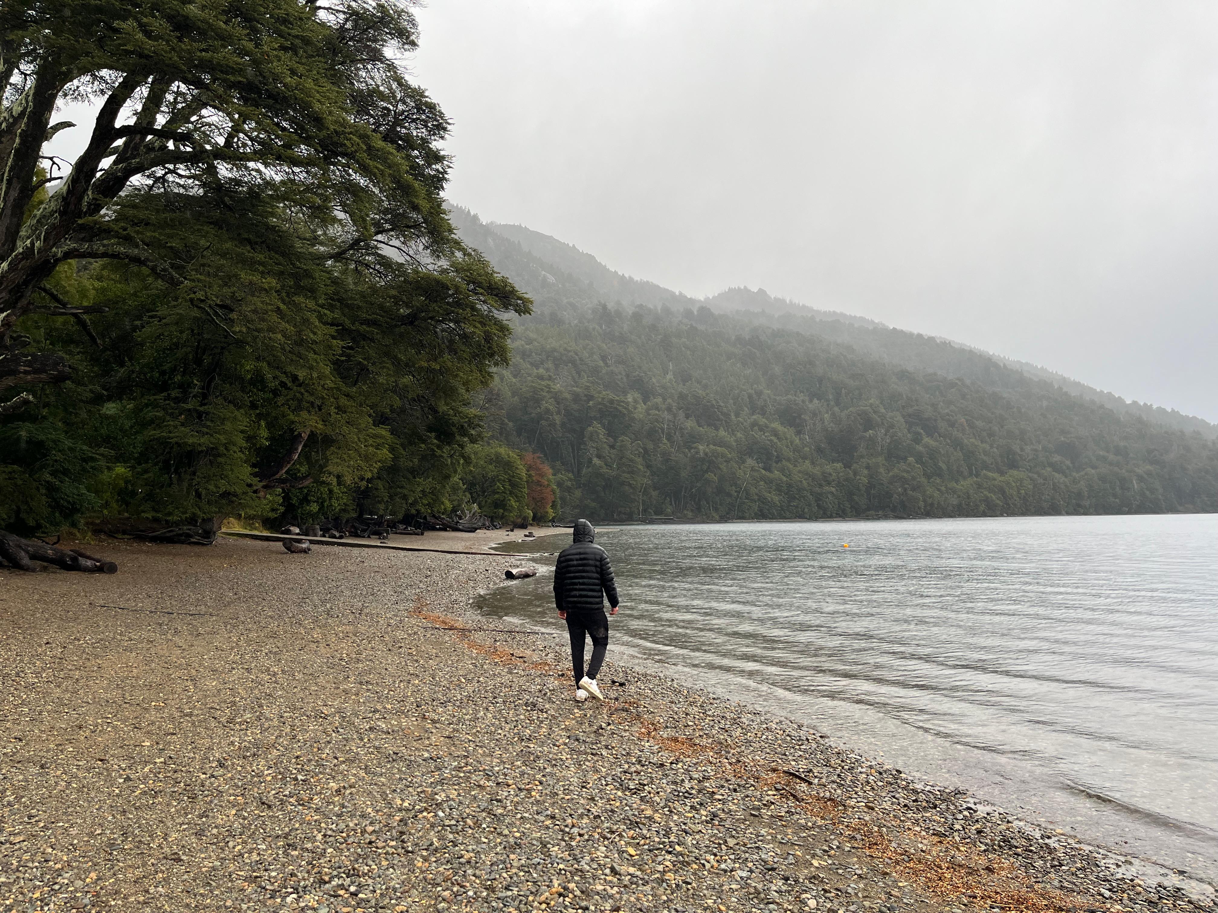 El Lago Gutiérrez, situado a solo 15-20 minutos (15 km) del centro de Bariloche, es un paraíso natural de aguas cristalinas rodeado de bosques de coihues y montañas, conocido por tener temperaturas más templadas que otros lagos de la zona. Es un lugar ideal para el kayak, la pesca, el senderismo y pasar el día en sus playas.