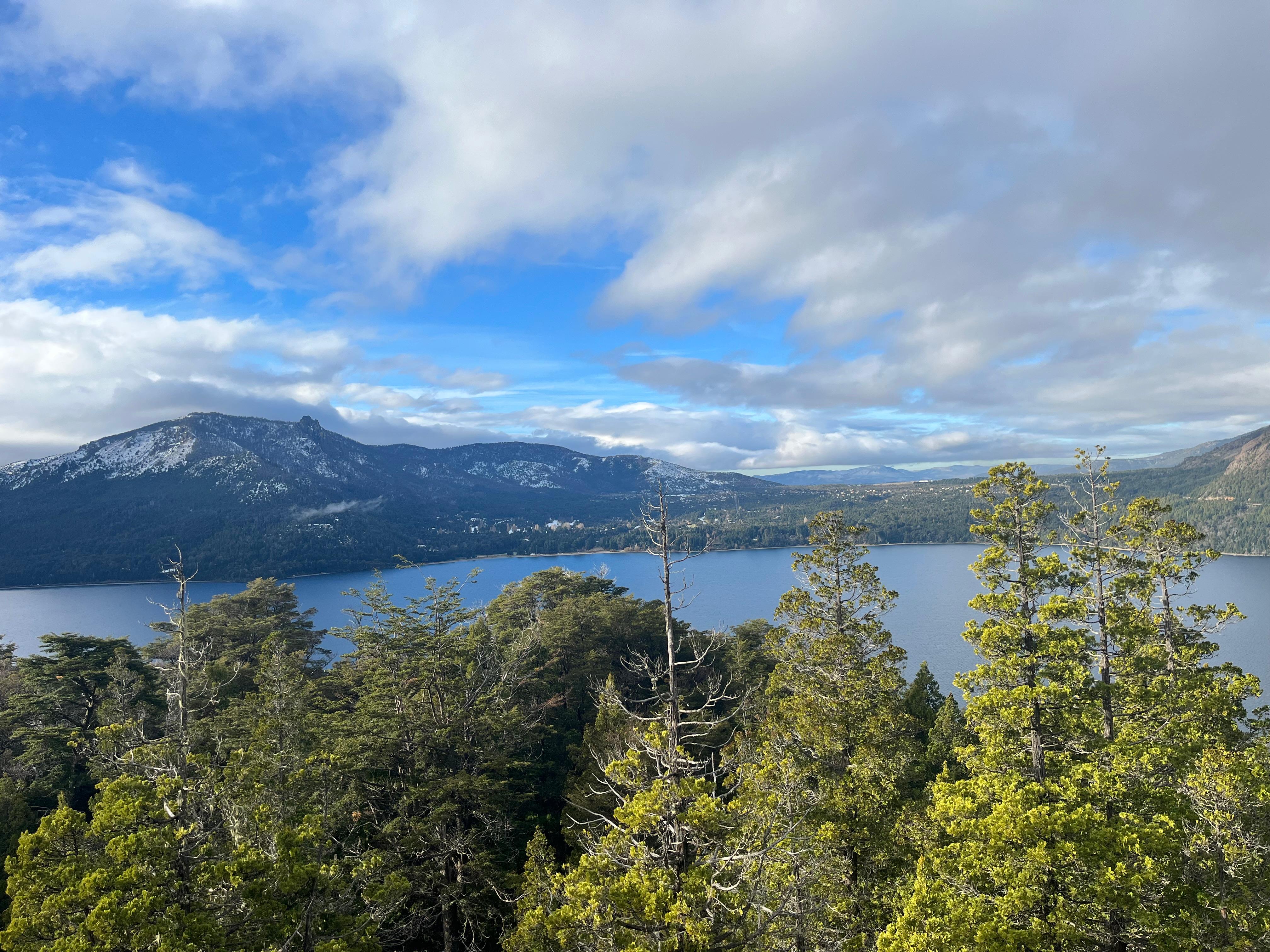 Vista al lago Gutierrez desde el mirador del lago, sendero que se inicia a metros de la Cascada de los Duendes.