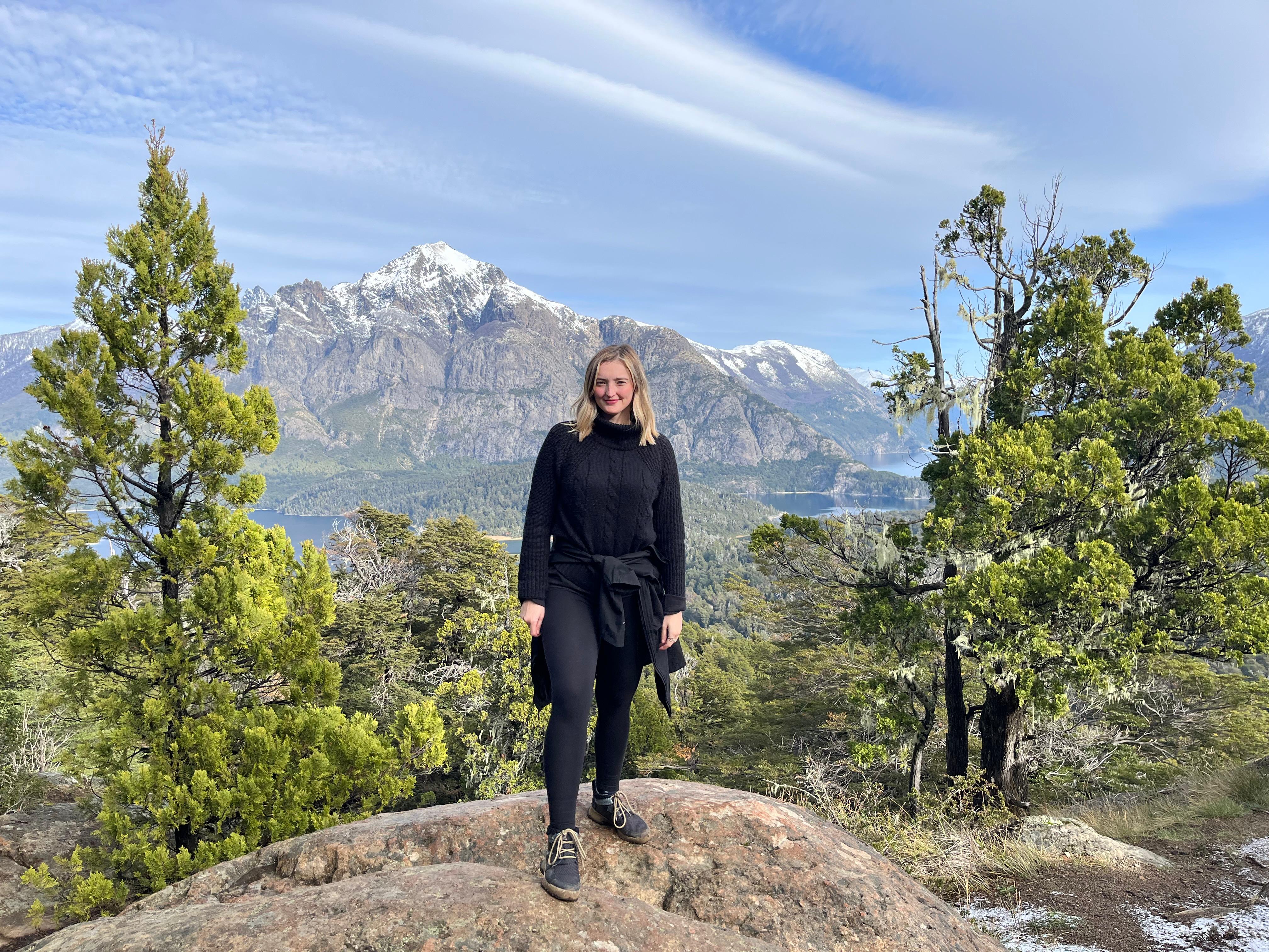 Se llega en auto particular o en el colectivo línea 20 (bajar en Puerto Pañuelo y caminar 1 km por la ruta hasta el inicio del sendero).