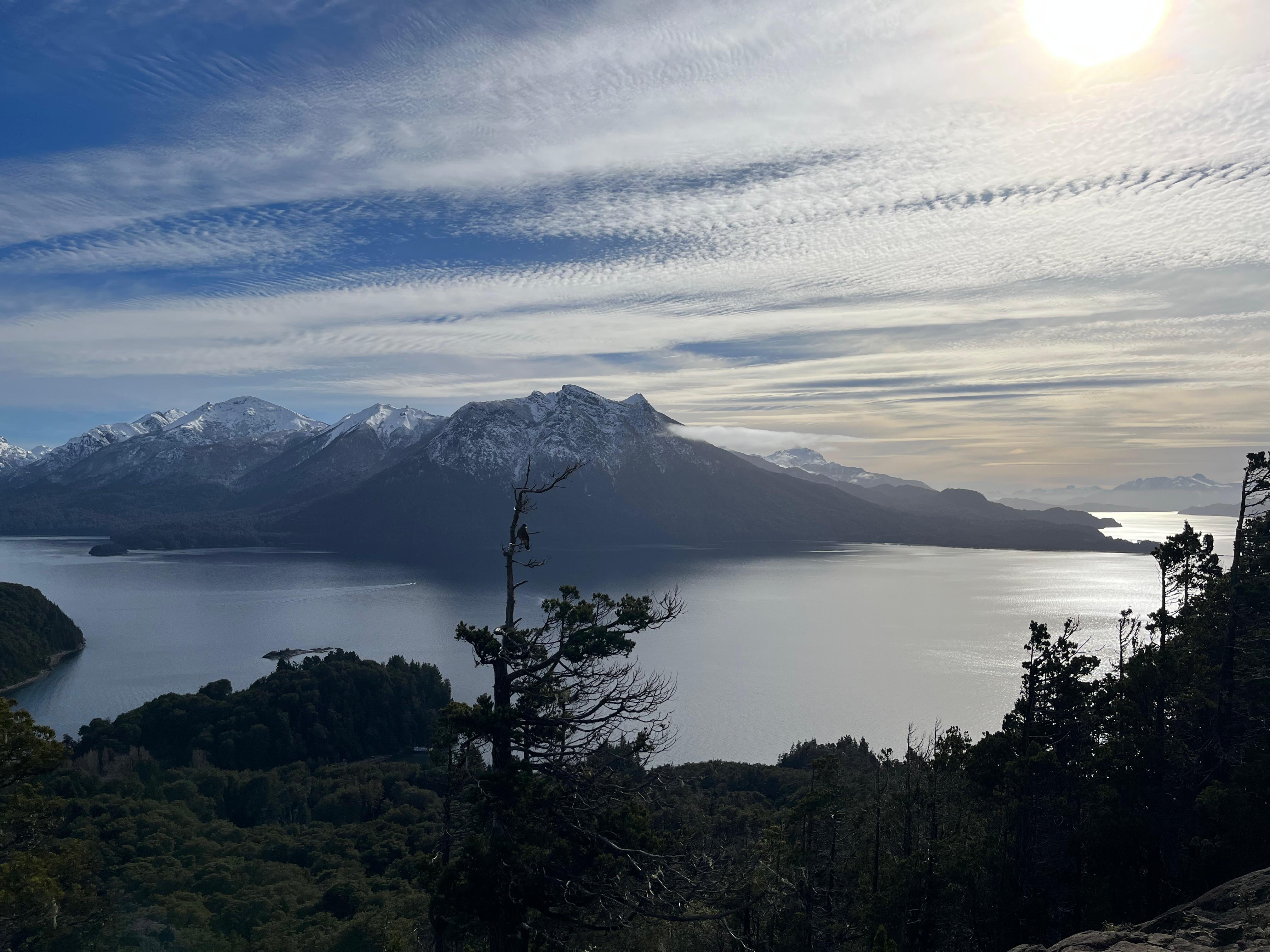Se llega en auto particular o en el colectivo línea 20 (bajar en Puerto Pañuelo y caminar 1 km por la ruta hasta el inicio del sendero).