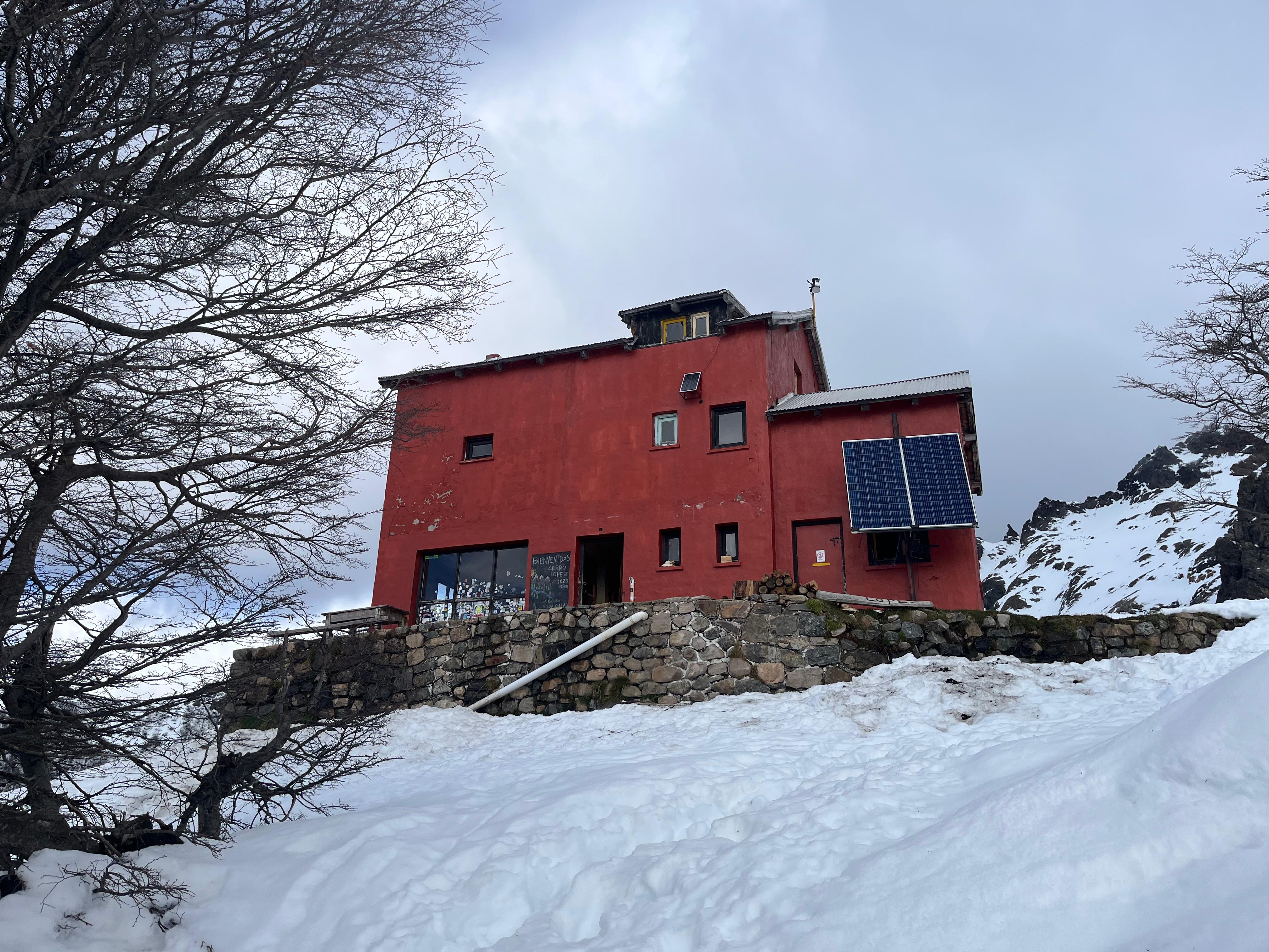 El frente del refugio, con sus alrededores cubiertos de nieve. Se encuentra a 1620 metros sobre el nivel del mar.