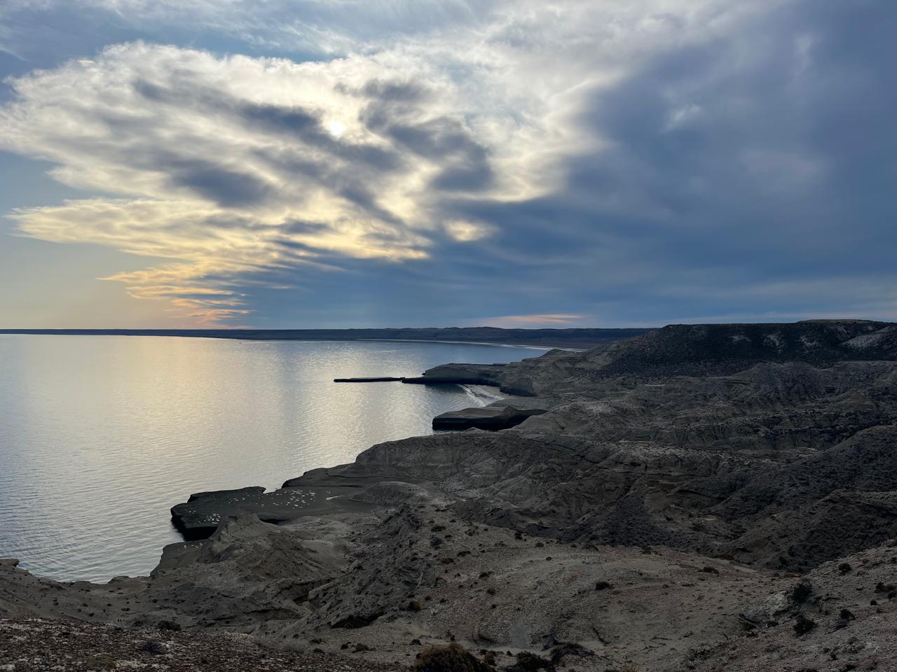 Vista panorámica desde los acantilados de Puerto Pirámides. Desde estos miradores naturales se puede observar la inmensidad del Golfo Nuevo y el movimiento de las lanchas que parten al encuentro con las ballenas.