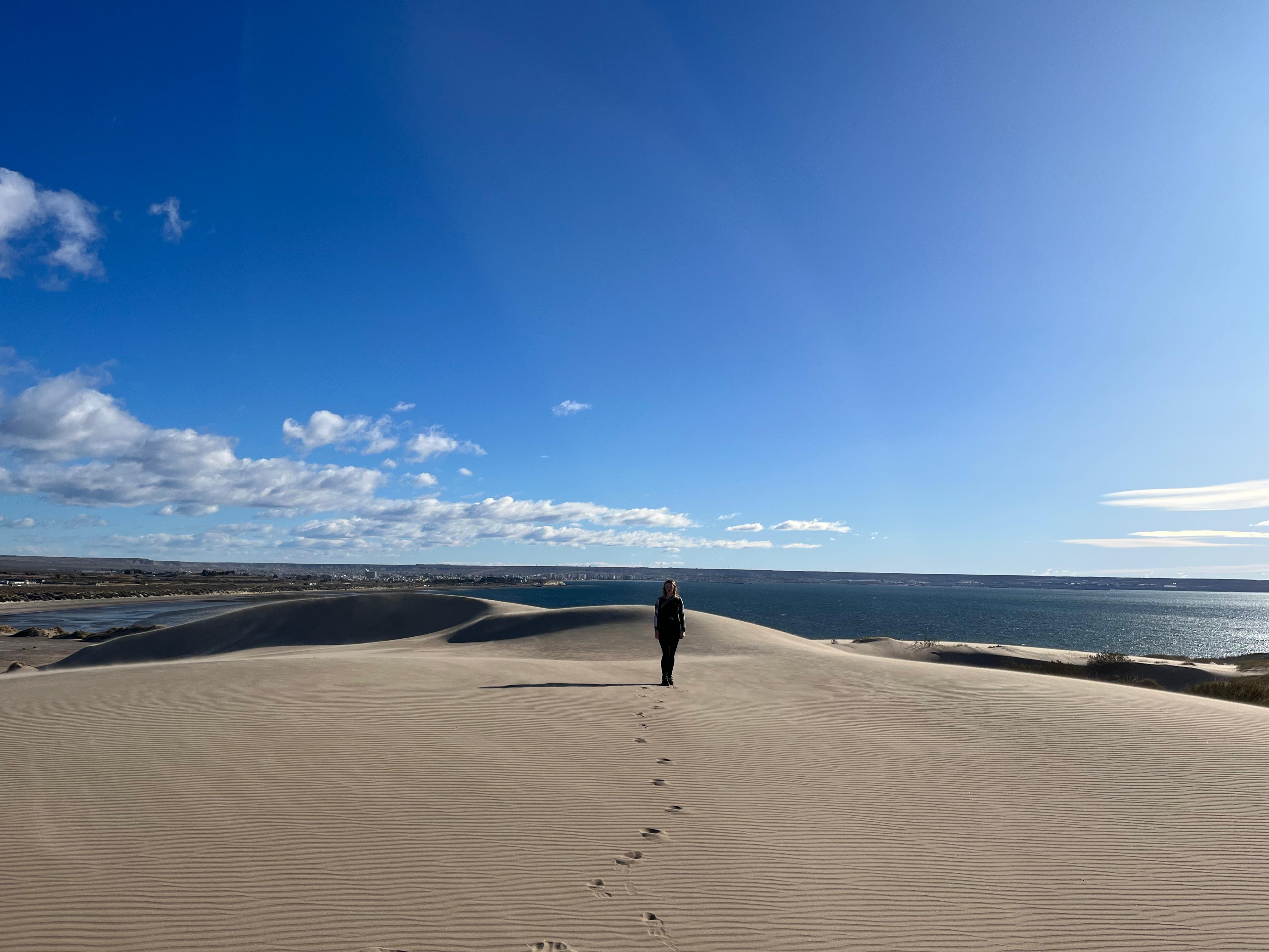 Explorando las Dunas de Punta Este, Puerto Madryn. Estos médanos gigantes al sur de la ciudad ofrecen una de las mejores vistas panorámicas del Golfo Nuevo y son el escenario perfecto para ver el atardecer.