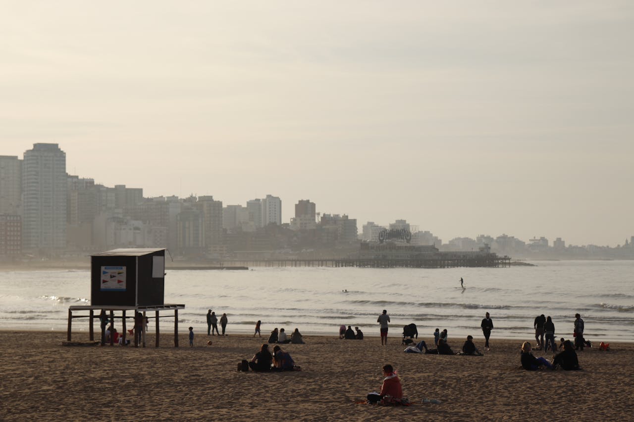 Vista desde la playa del Torreón del Monje, hacia el centro. Puede verse el conocido muelle de Los Pescadores.