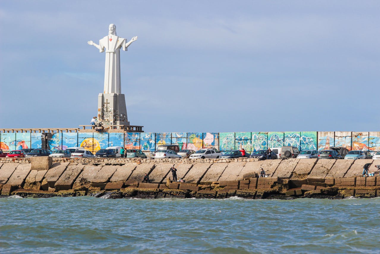 Ubicada en el extremo final de la escollera sur, esta imponente escultura de hierro de casi 20 metros de altura protege la entrada de los barcos al puerto marplatense. Es el punto panorámico definitivo para contemplar la inmensidad del océano abierto y disfrutar de una vista privilegiada de toda la silueta de la ciudad desde el mar.