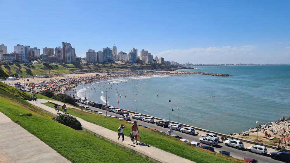 Playa Varese. Es el centro principal para la práctica de Stand Up Paddle y kayak. Su entorno moderno y la cercanía al centro la convierten en una de las paradas favoritas para disfrutar de caminatas nocturnas totalmente iluminadas.