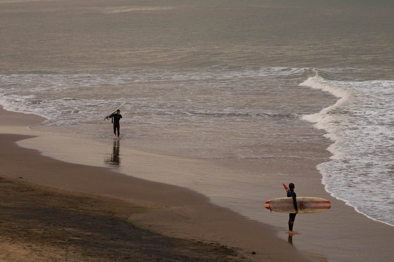 Vista desde el mar de la playa del Faro. Inaugurado en 1891, este histórico centinela de hierro marca el límite entre la bahía central y las playas abiertas del extremo sur.