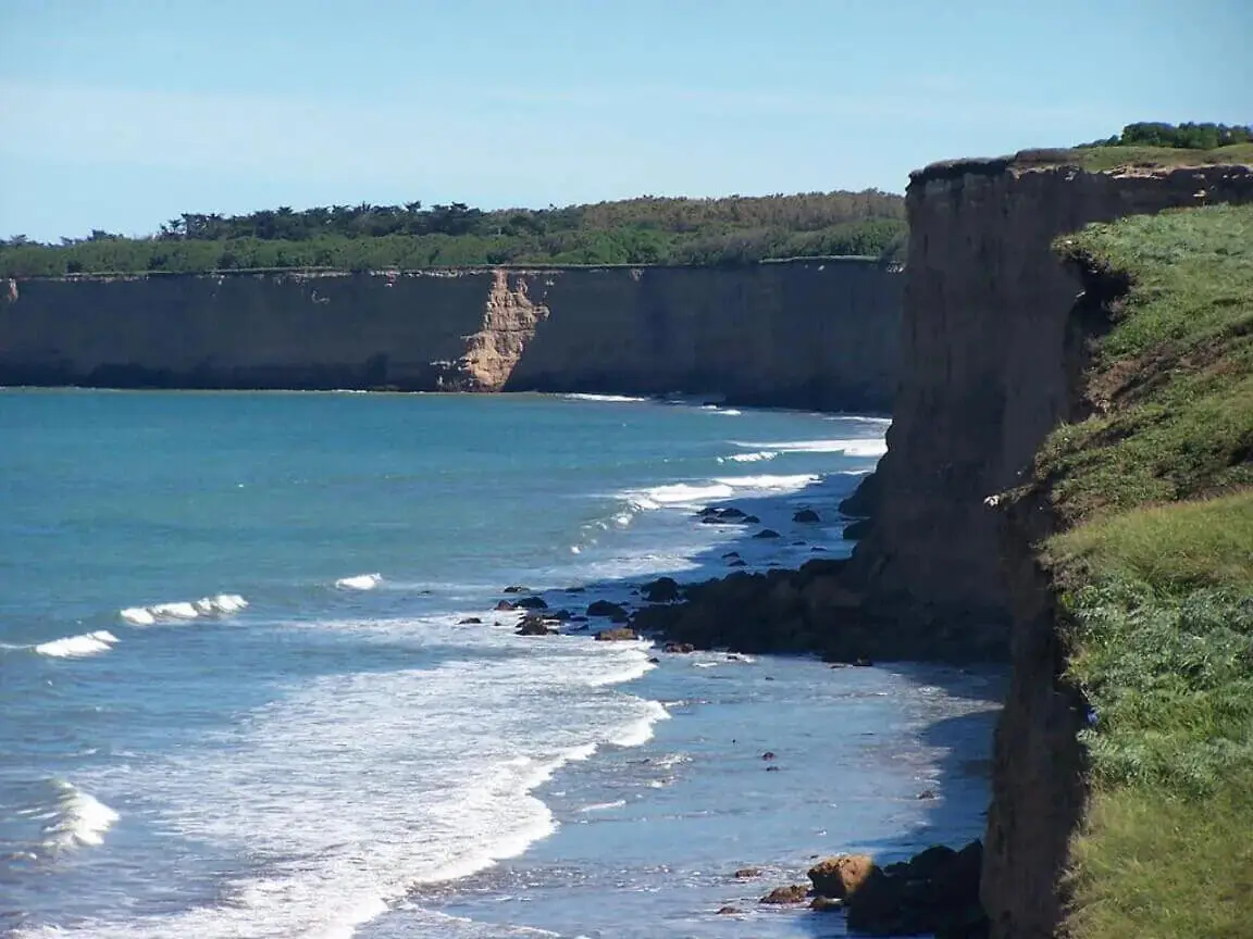 Acantilados. Ubicados al sur del Faro sobre la Ruta 11, estos imponentes muros naturales ofrecen las vistas más salvajes y dramáticas del atardecer marplatense. Es el refugio ideal para quienes buscan playas tranquilas, paradores jóvenes y una conexión directa con la inmensidad del océano.