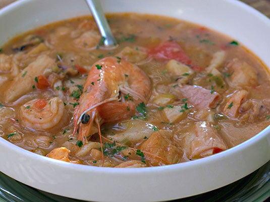 Sabores del Golfo Nuevo: una cazuela de mariscos bien completa con langostinos, vieiras y mejillones frescos. El plato obligado para cualquier cena frente al mar.