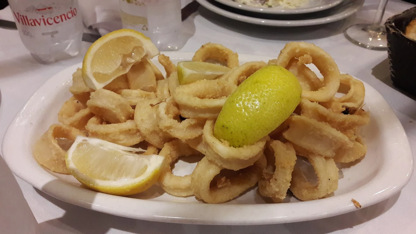 Las rabas son uno de los platos más icónicos de la costa argentina, consistentes en anillos de calamar rebozados y fritos.