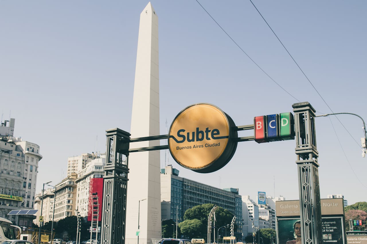 El subte en Buenos Aires brinda un servicio rápido y práctico en zonas centrales.