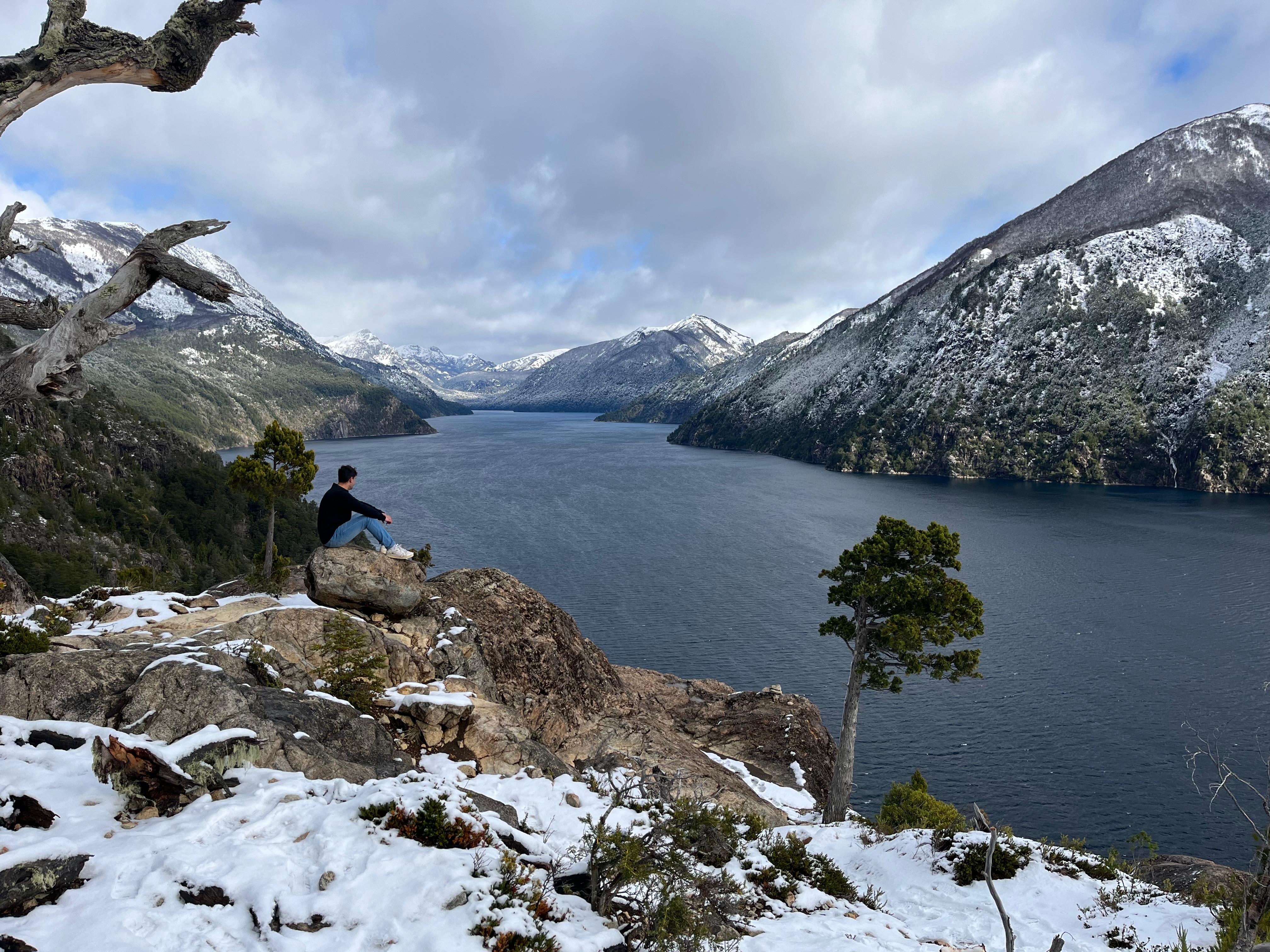 Vista del Brazo Tristeza del Nahuel Huapi. Se lo llama asi, porque en epocas de deshielo se generan innumerables cascadas en las laderas, lo que da la impresion que las