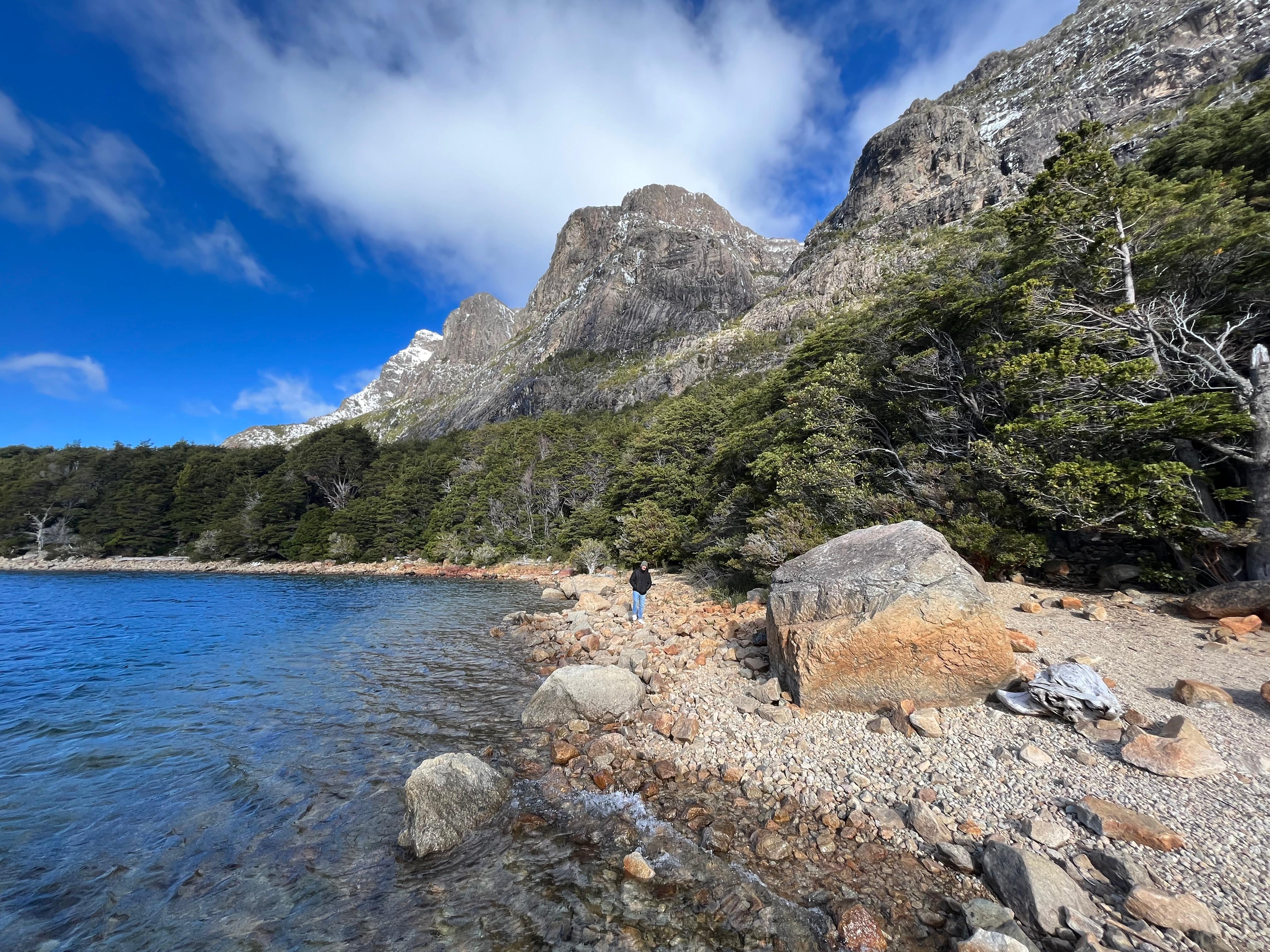 El sendero inicia en la Bahia López, en el estacionamiento del hotel, bordeando el lago.