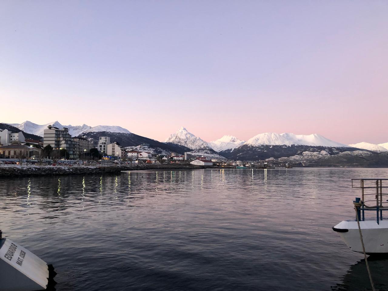 En el centro de la imagen, el Monte Olivia, es el guardián indiscutido de Ushuaia. Con sus 1.326 metros, es el pico más alto y fotogénico de los alrededores de la ciudad, destacándose por su forma de pirámide dentada.
