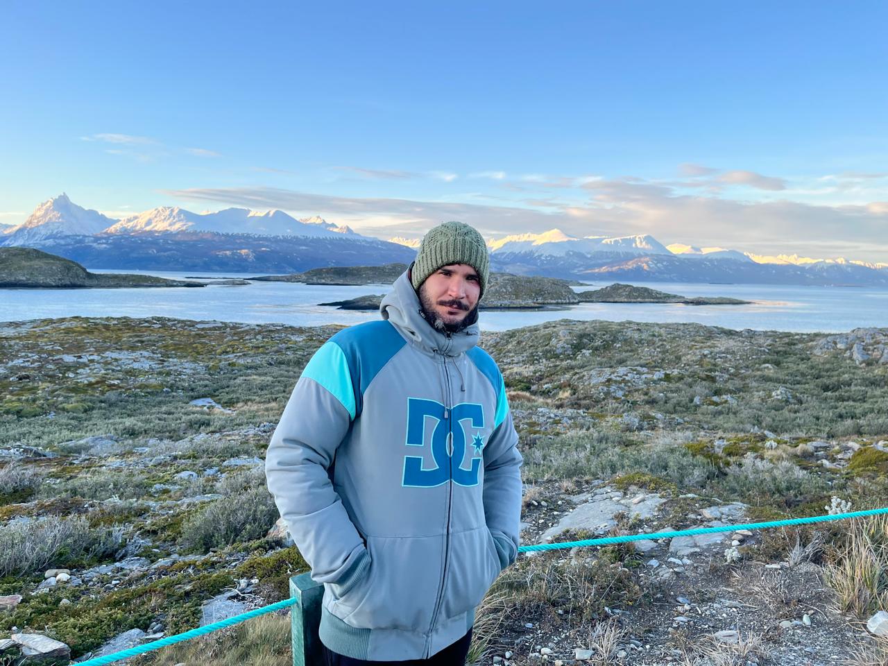 El Archipiélago Bridges, ubicado en el corazón del Canal Beagle, a pocos kilómetros de la costa de Ushuaia. Es un conjunto de islas e islotes que conforman un ecosistema clave para la fauna marina y la historia local. Los tours que parten del muelle turístico suelen visitar varios puntos dentro del archipiélago.