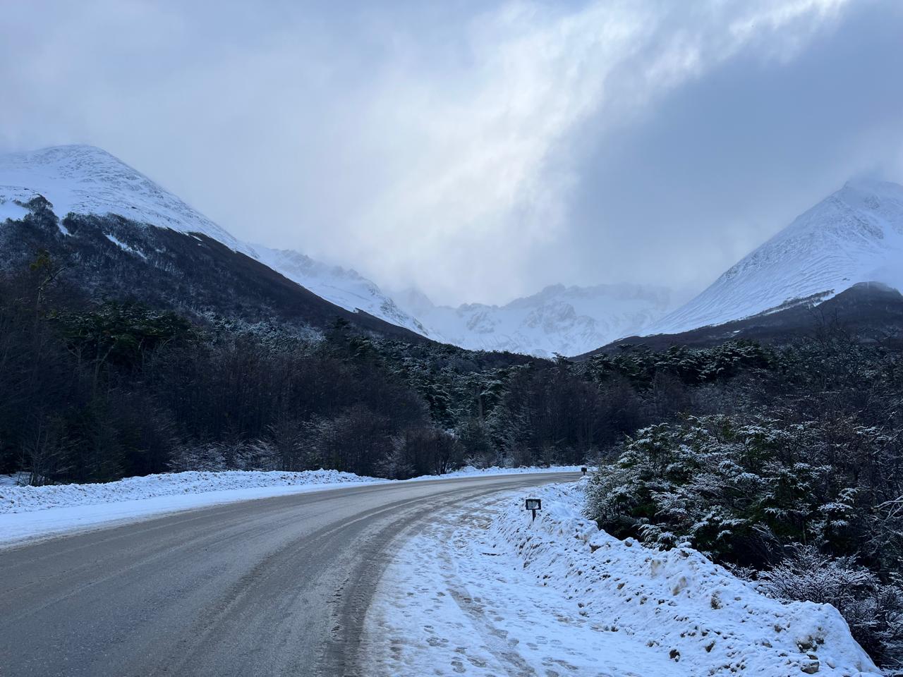 La base del Glaciar Martial se encuentra a solo 7 kilómetros del centro de Ushuaia, lo que representa un trayecto de aproximadamente 15 minutos en auto o taxi por la calle Luis Fernando Martial. Allí en la base se encuentra la casa de té 'La Cabaña Tea House', también algunos bares, restaurantes y escuelas de esqui y snowboard.